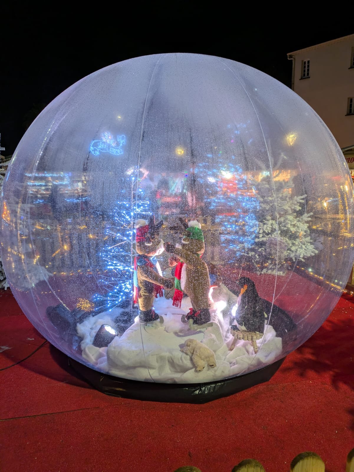 bulle géante de décorateur professionnel, avec des automates de noël
