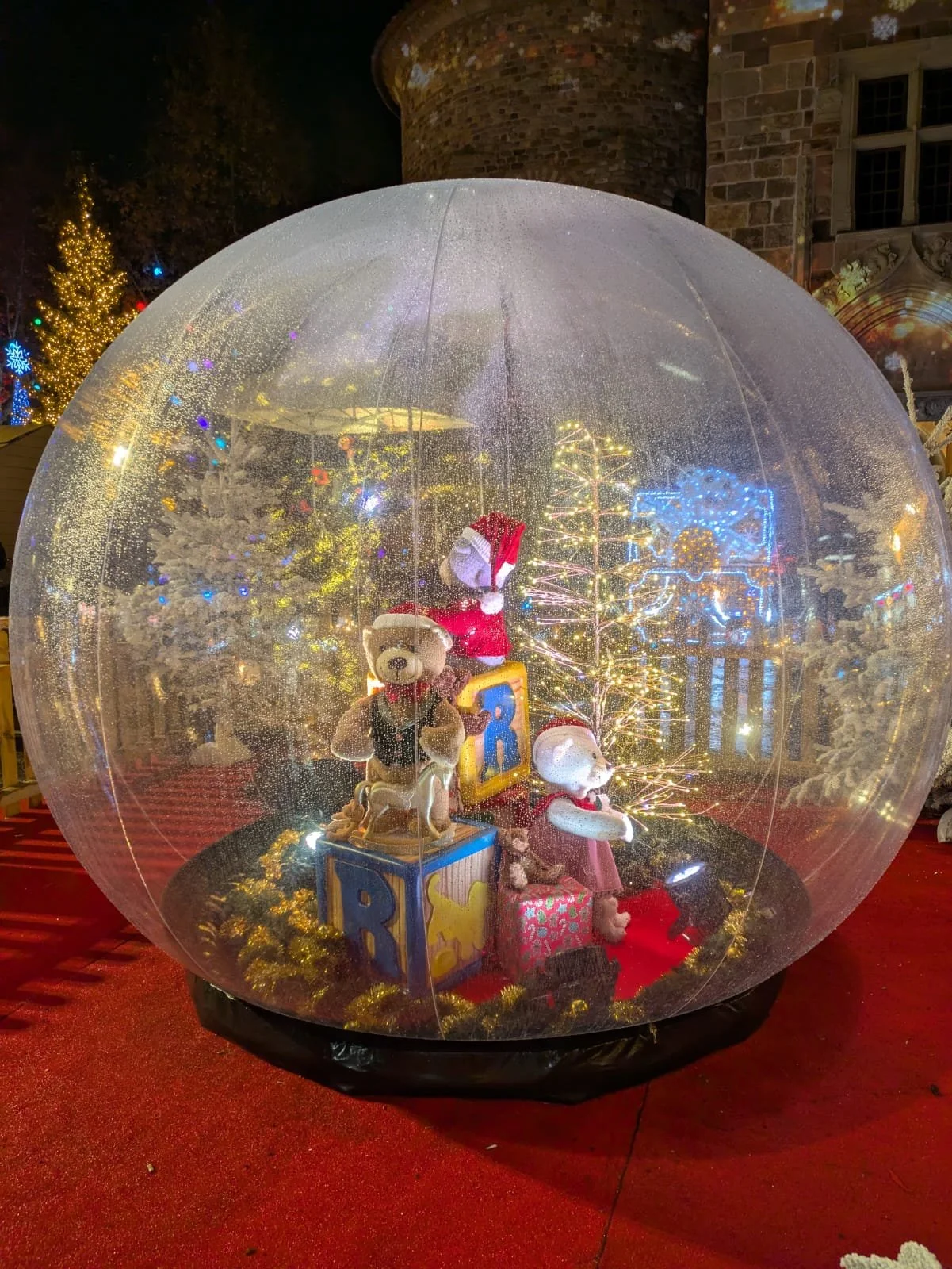 bulle géante de décorateur proffessionnel, avec des automates de noël