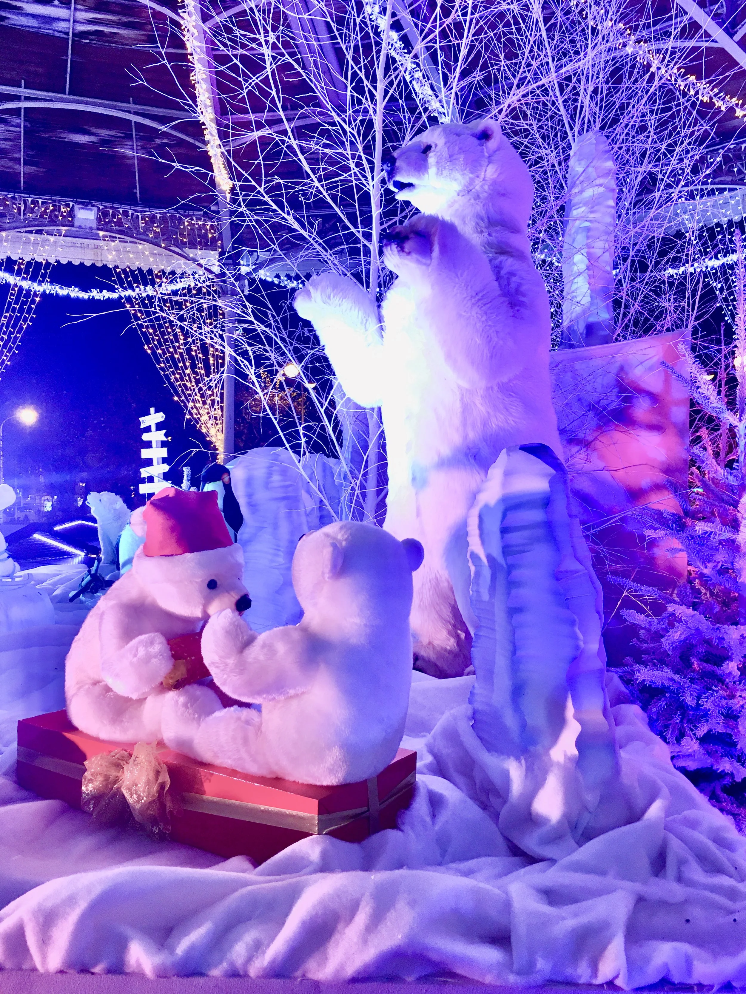 kiosque de noël décorateur professionnel, avec des automates de noël.