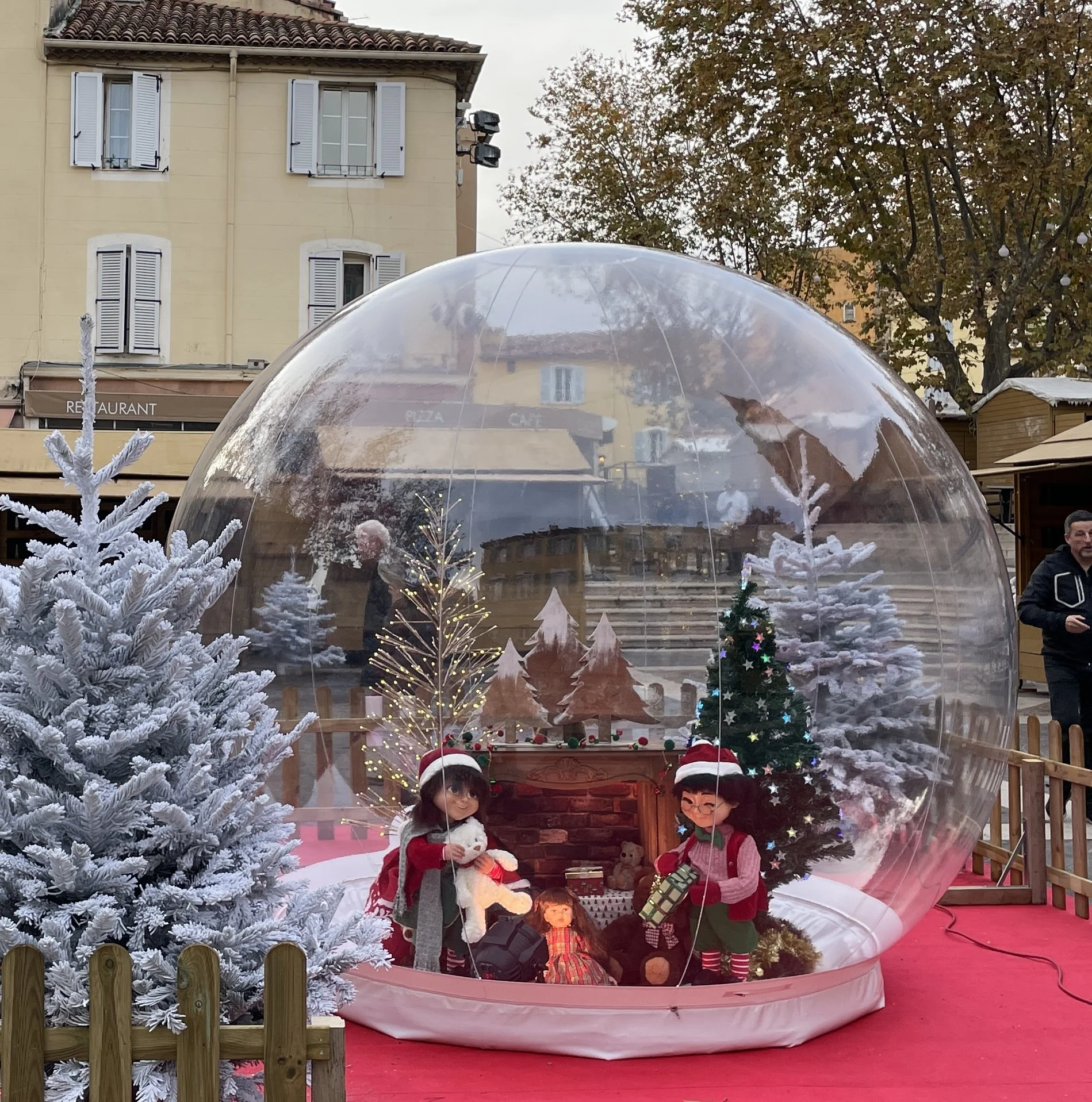 bulle géante de décorateur professionnel, avec des automates de noël.