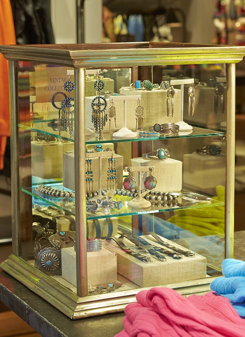 DETAIL & DISCOVERY

Layering accessories and collected details throughout the environment to create intimate moments of discovery within the larger flagship experience.