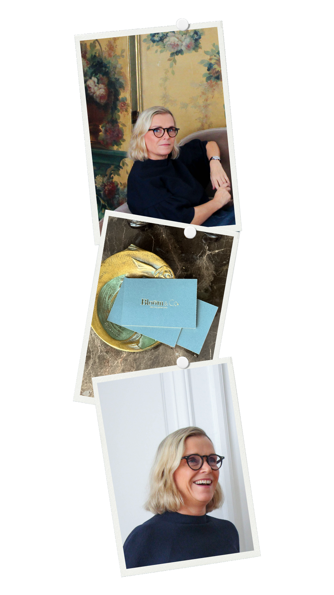 Une femme aux cheveux blonds, portant des lunettes, assise dans un environnement intérieur avec un fond décoratif floral.