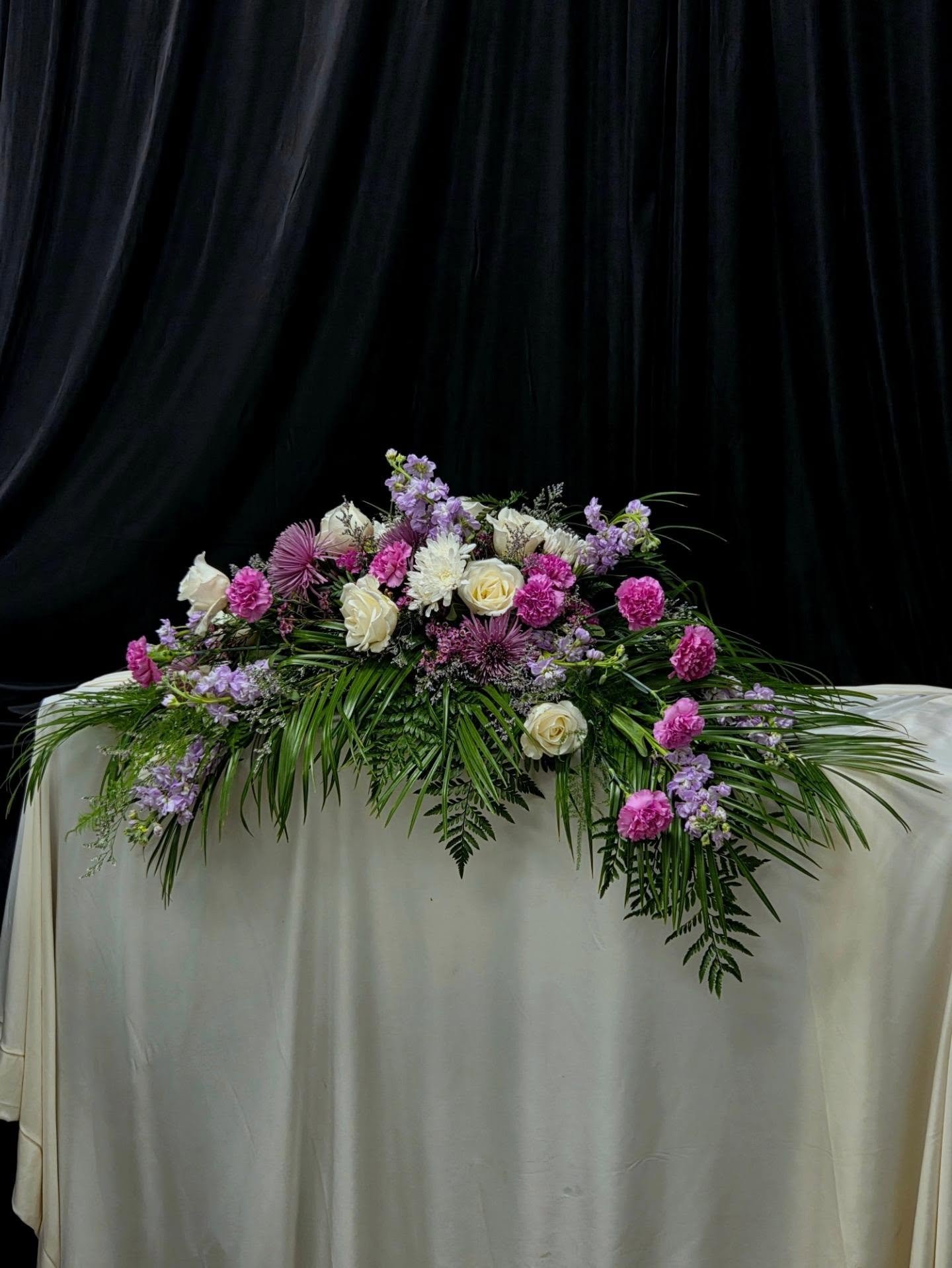 Waterfall : open casket
Grief arrangements hold a special place in my heart 🙏
.
.
.
그늘 : veil
.
.
.
#neul_veil #florist #floraldesigner #funeralflowers  #newjersey