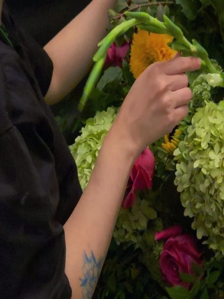 Grand scale means ✨ Anxiety✨
to not let it tip over 🫠

Video credit: @lucasnorthrop
.
.
.
그늘 : veil
.
.
.
#neul_veil #florist #floraldesigner #weddingfloral #newjersey