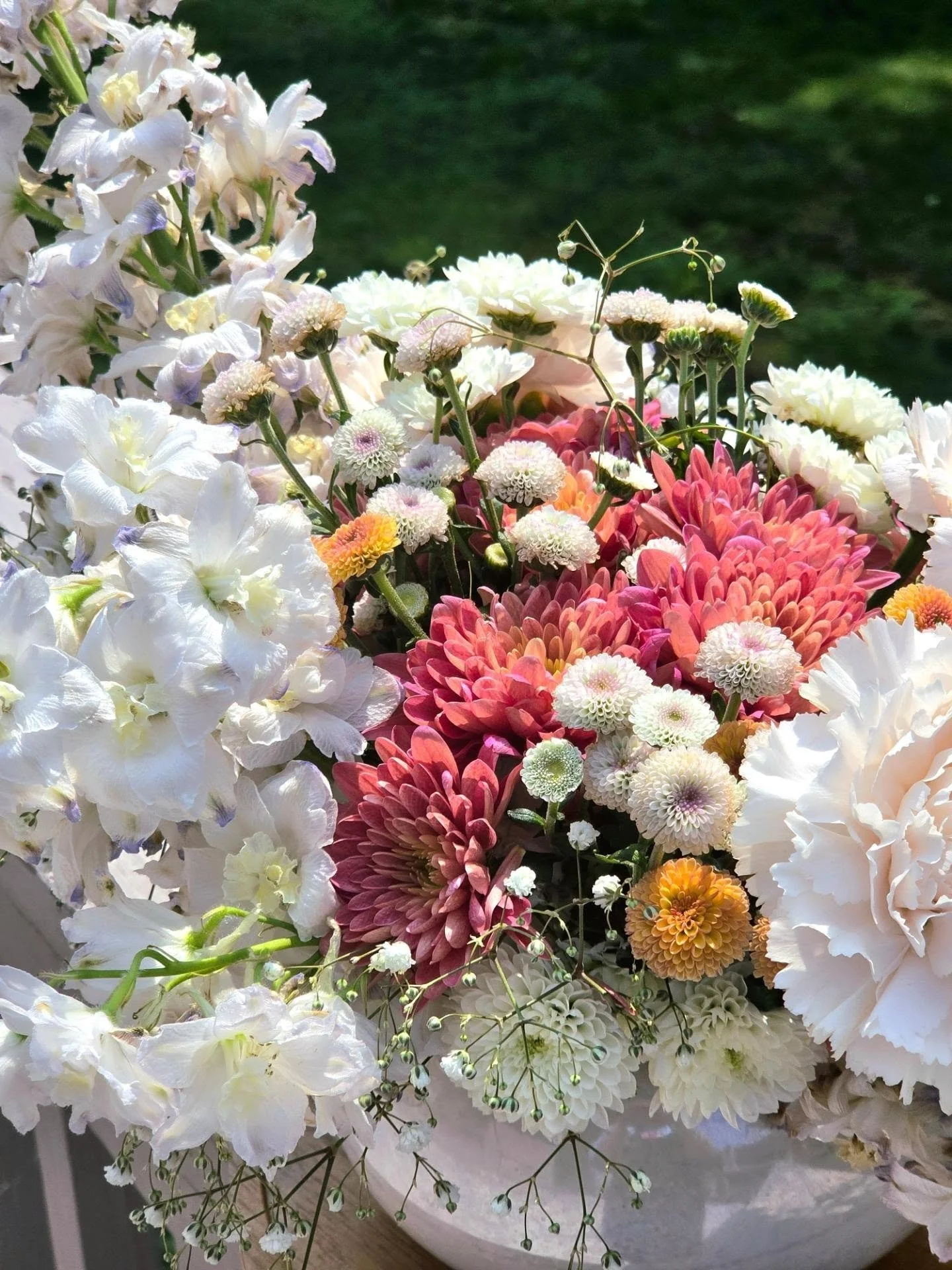 Revisiting the same flowers and trying something new 💐✨
.
.
.
오늘 : today
.
.
.
#neul_today #florist #floraldesigner #openforwork #newjersey