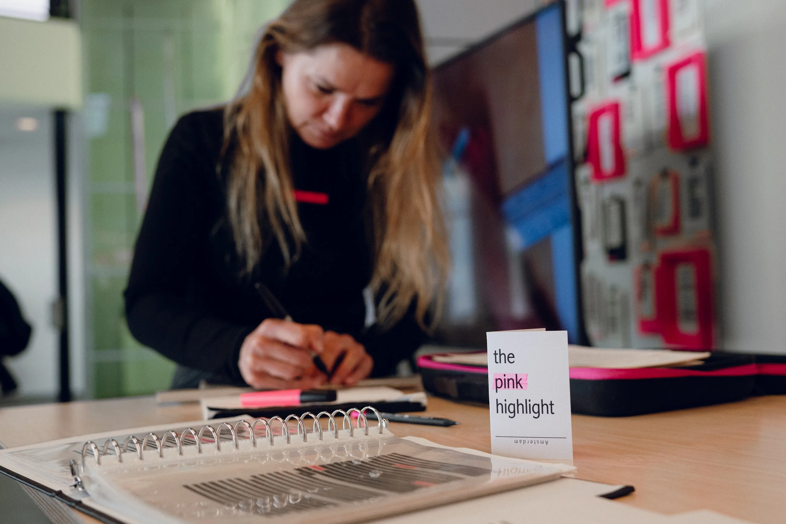 Live pink highlighting at Koninklijke Bibliotheek Den Haag 2026