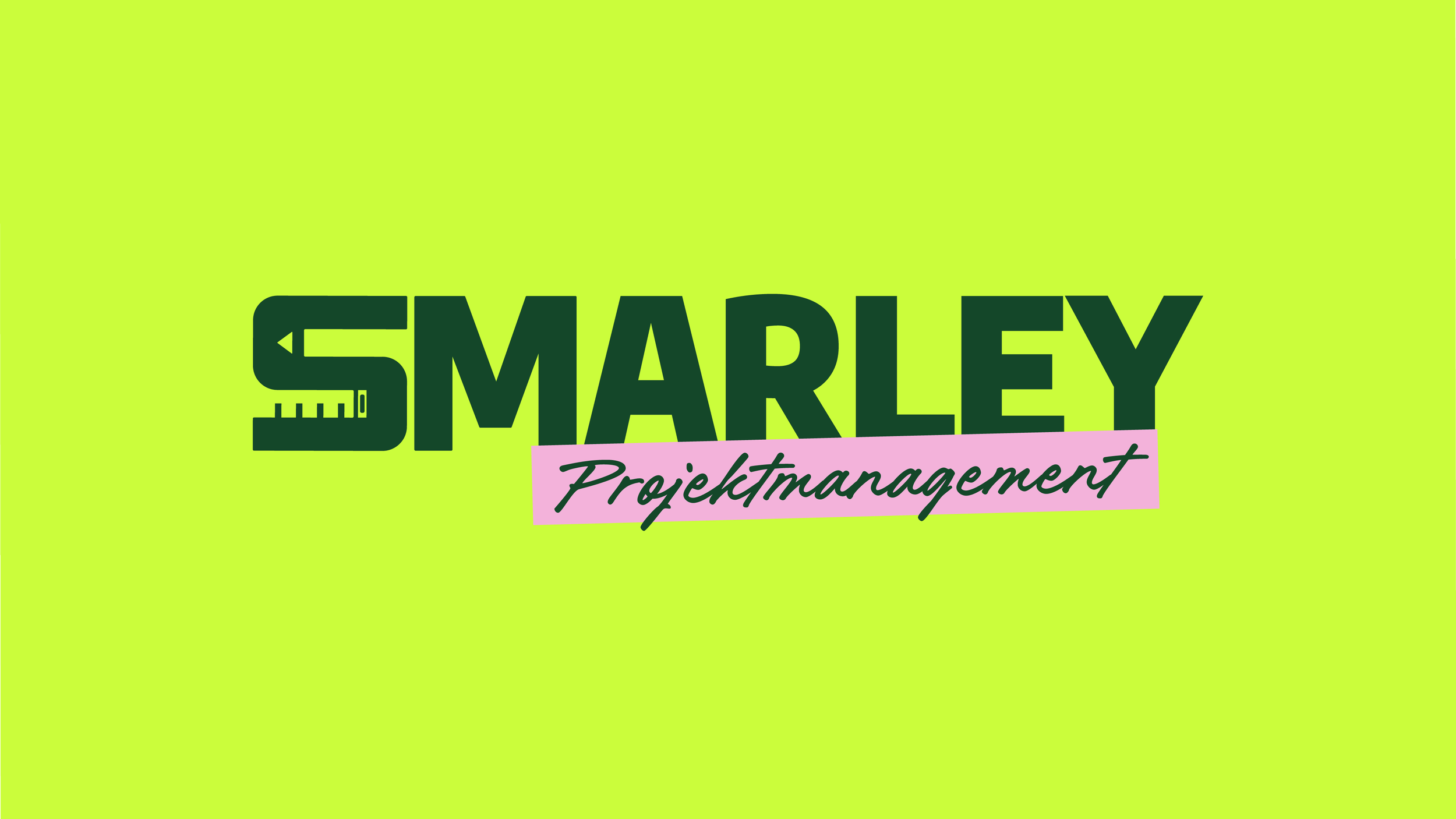 Logo for 'SMARLEY Projektmanagement' with green background, bold black text, and pink banner with cursive black text.