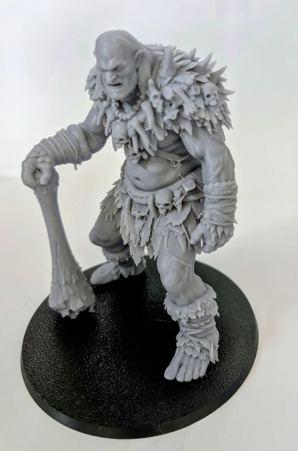 Hill Giant – Bone Breaker resin miniature, unpainted, three-quarter view with its club lowered