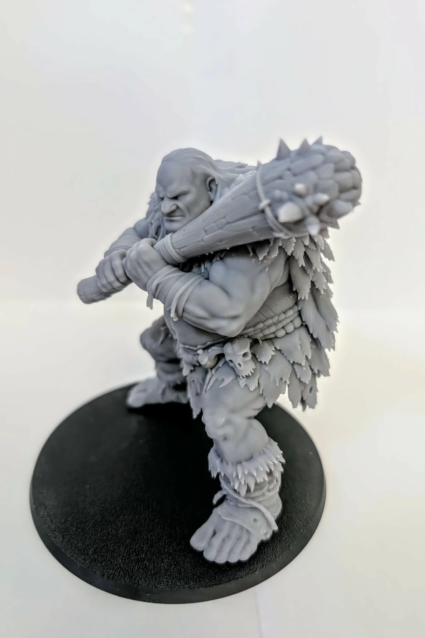 Hill Giant – Maul Bringer resin miniature, unpainted, side view holding its spiked club