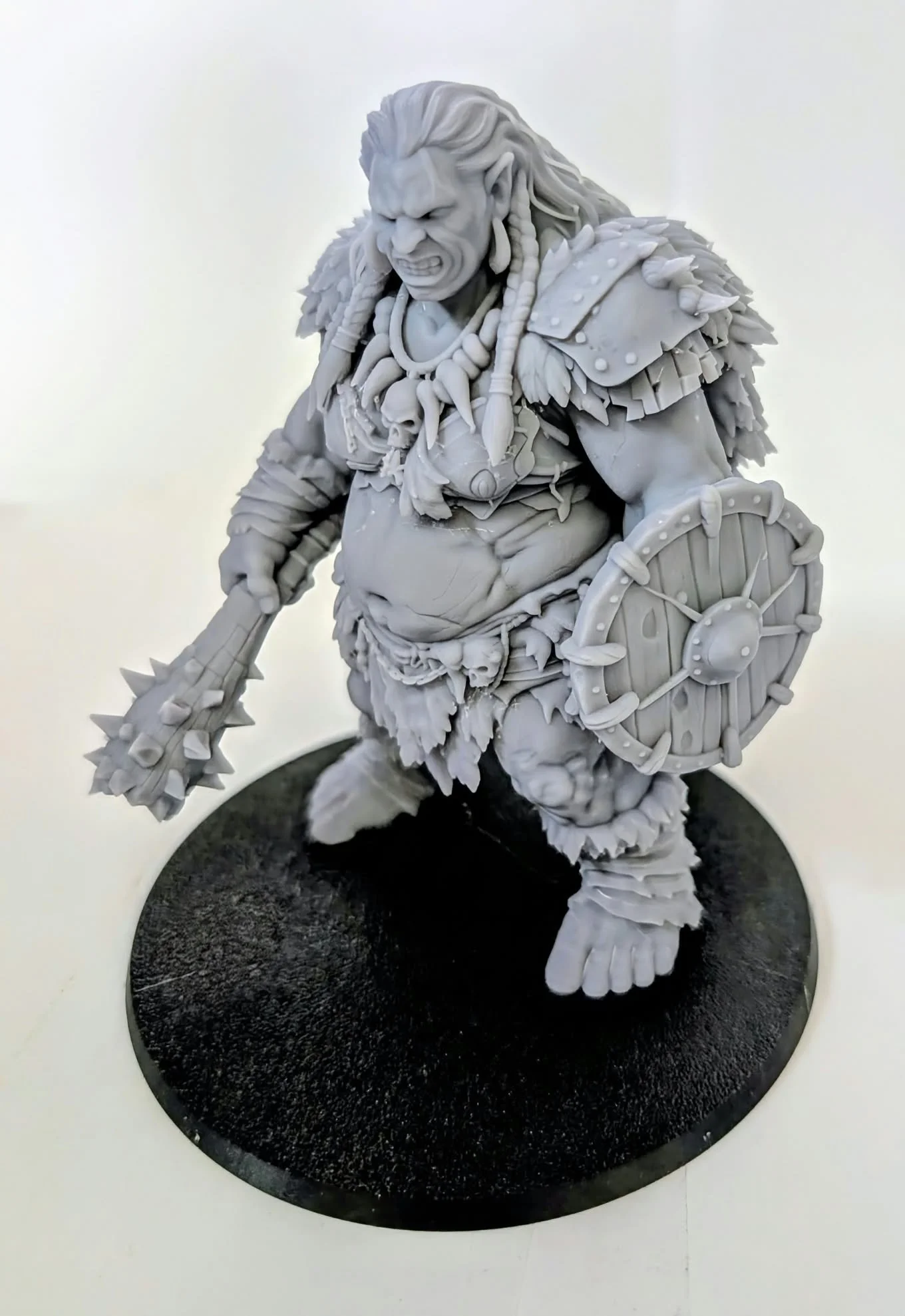 Hill Giant – Shield Matron resin miniature, unpainted, three-quarter view with spiked club and round studded shield