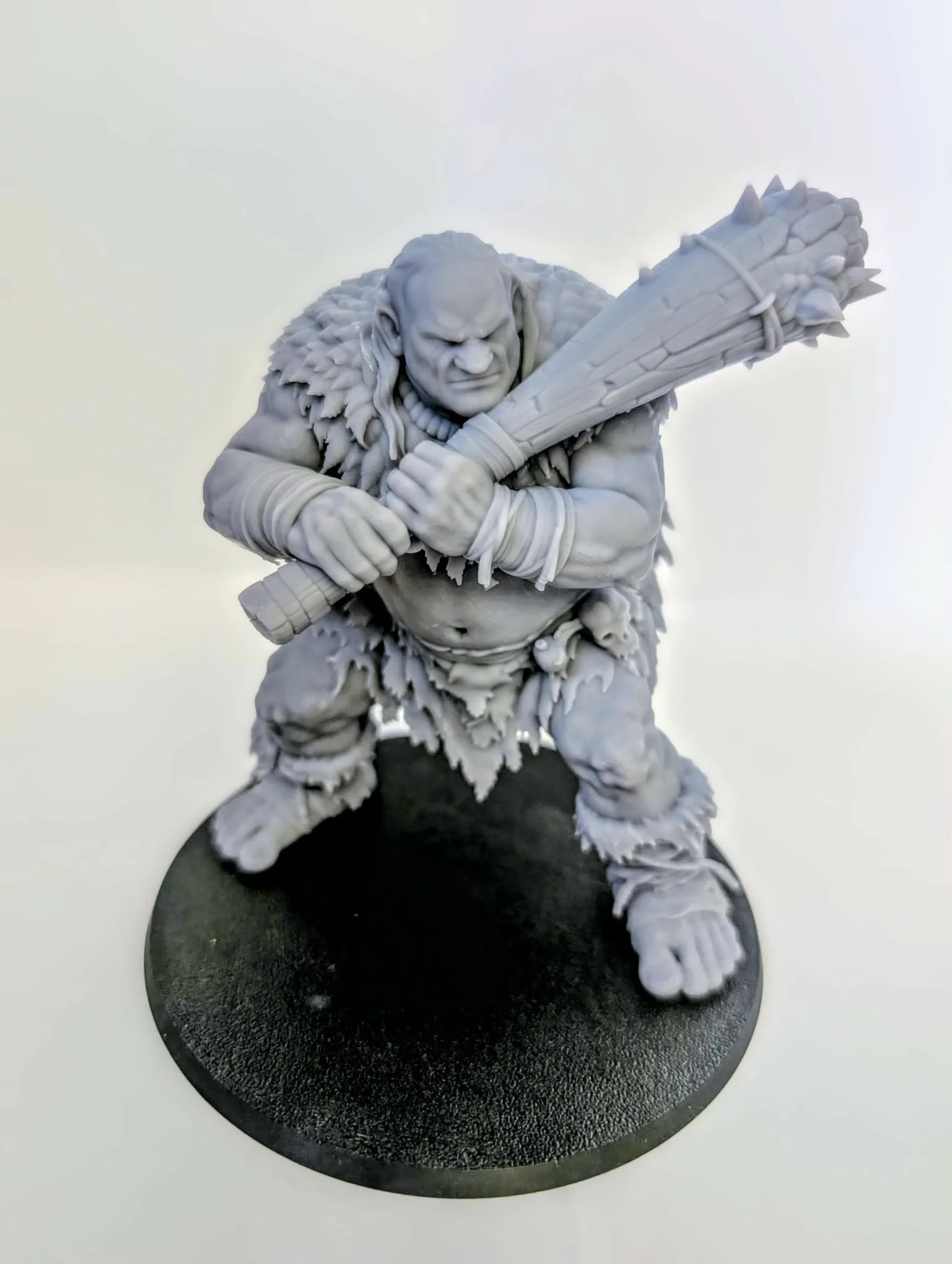 Hill Giant – Maul Bringer resin miniature, unpainted, front view gripping a spiked club across its body