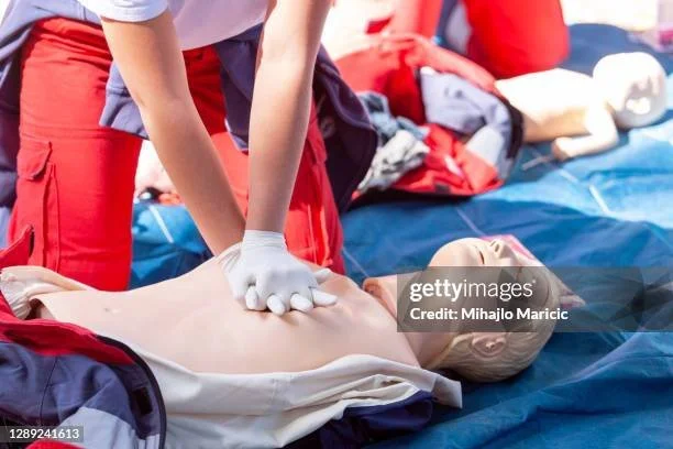 Une personne effectue une réanimation cardio-pulmonaire (RCP) sur un mannequin lors d'une formation aux premiers secours.