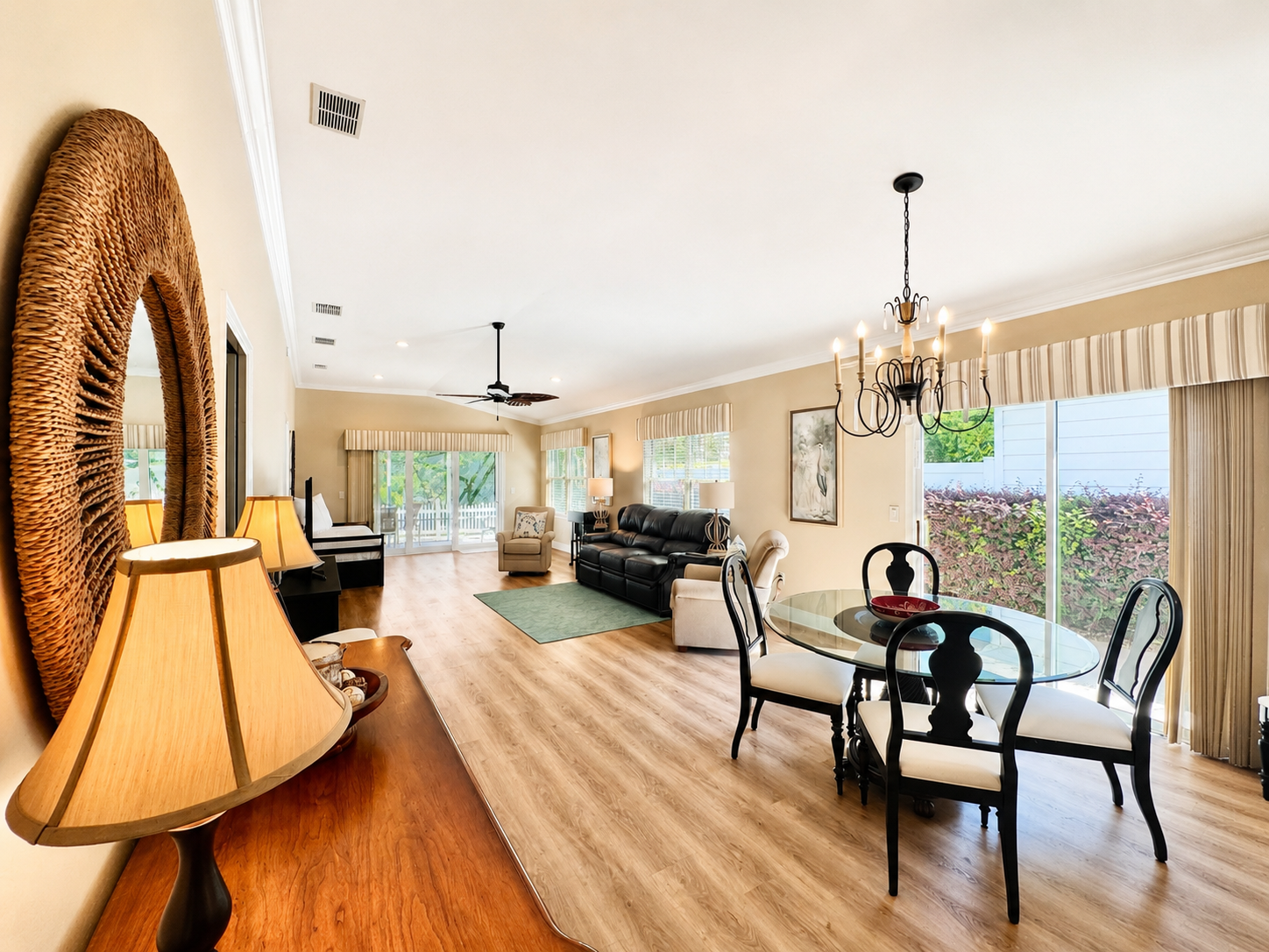 Dining room/Livingroom