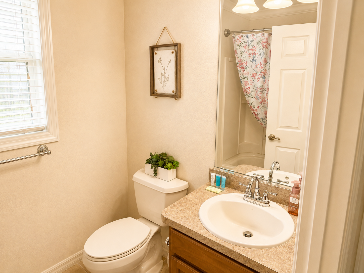 2nd Bathroom/Tub 