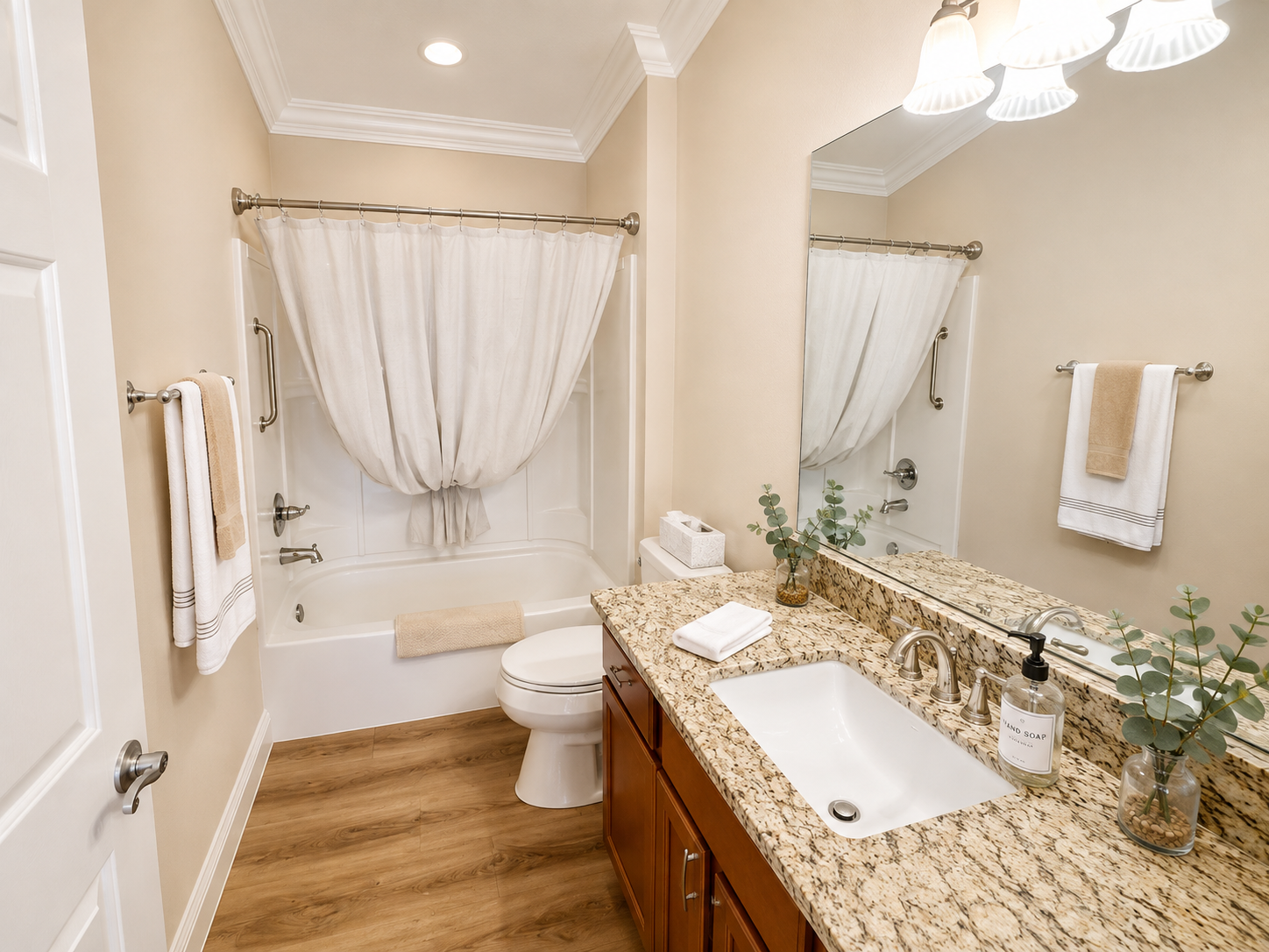 Shared 2nd Bathroom w/ tub