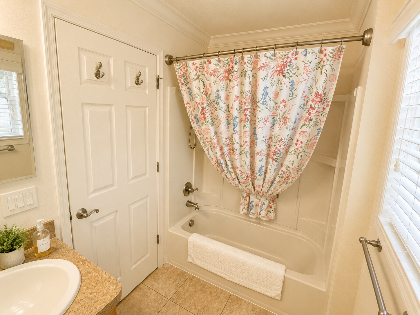 2nd Bathroom/Tub