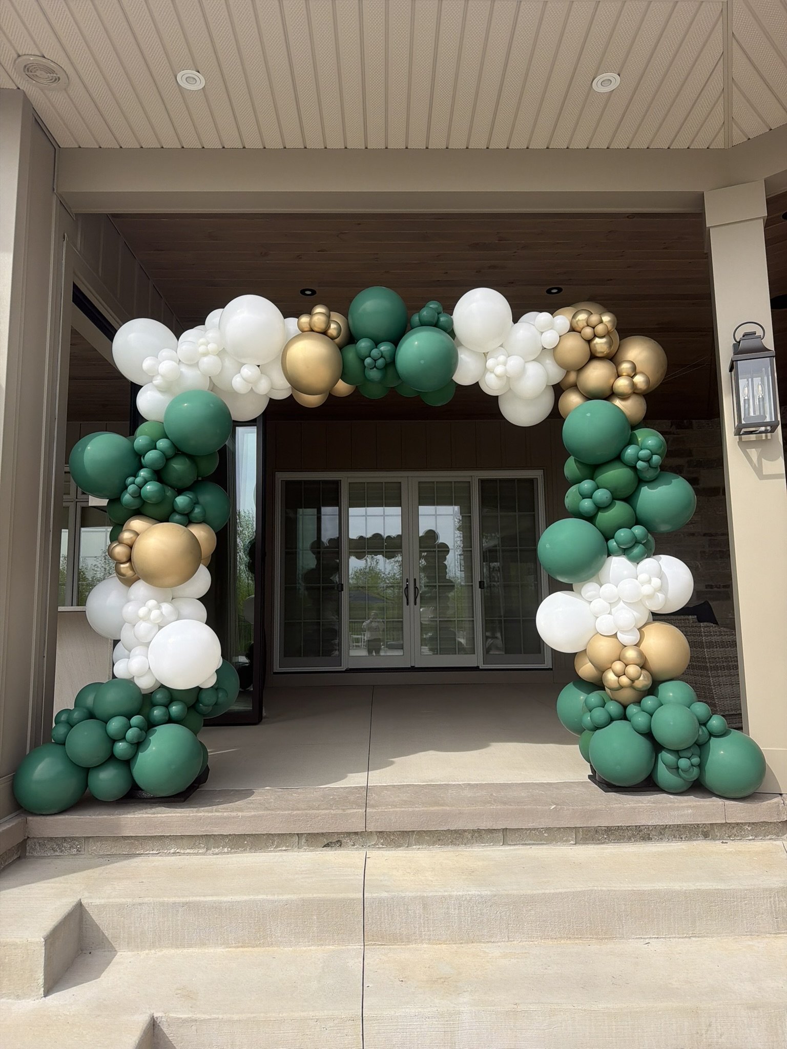 Square balloon arch Buffalo