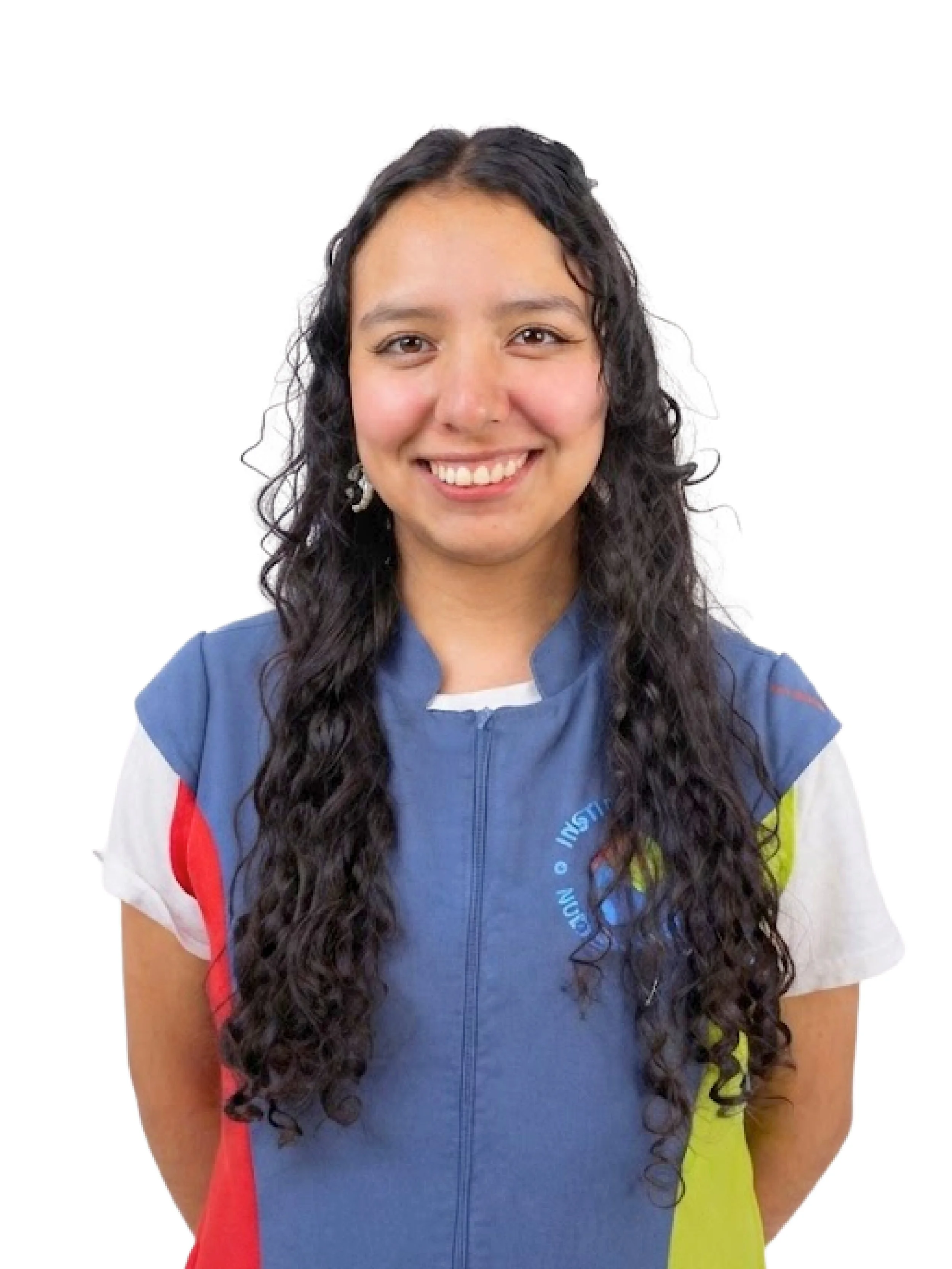 Mujer joven con cabello rizado largo y oscuro, sonriendo, vestida con equipo deportivo de colores azul, gris, blanco, rojo y amarillo.