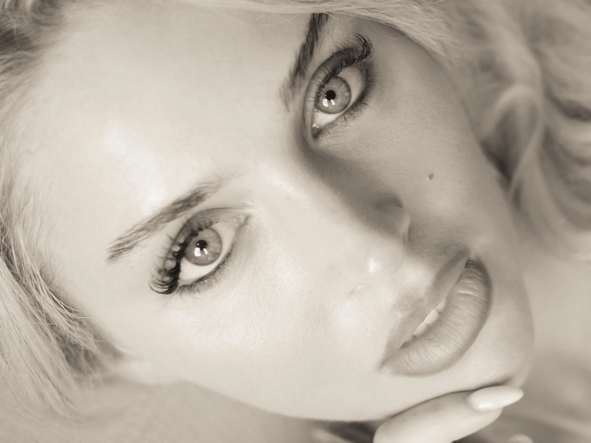 2026-09-03-camr-visuals-ava-monochrome-landscape-beauty-portrait.jpg