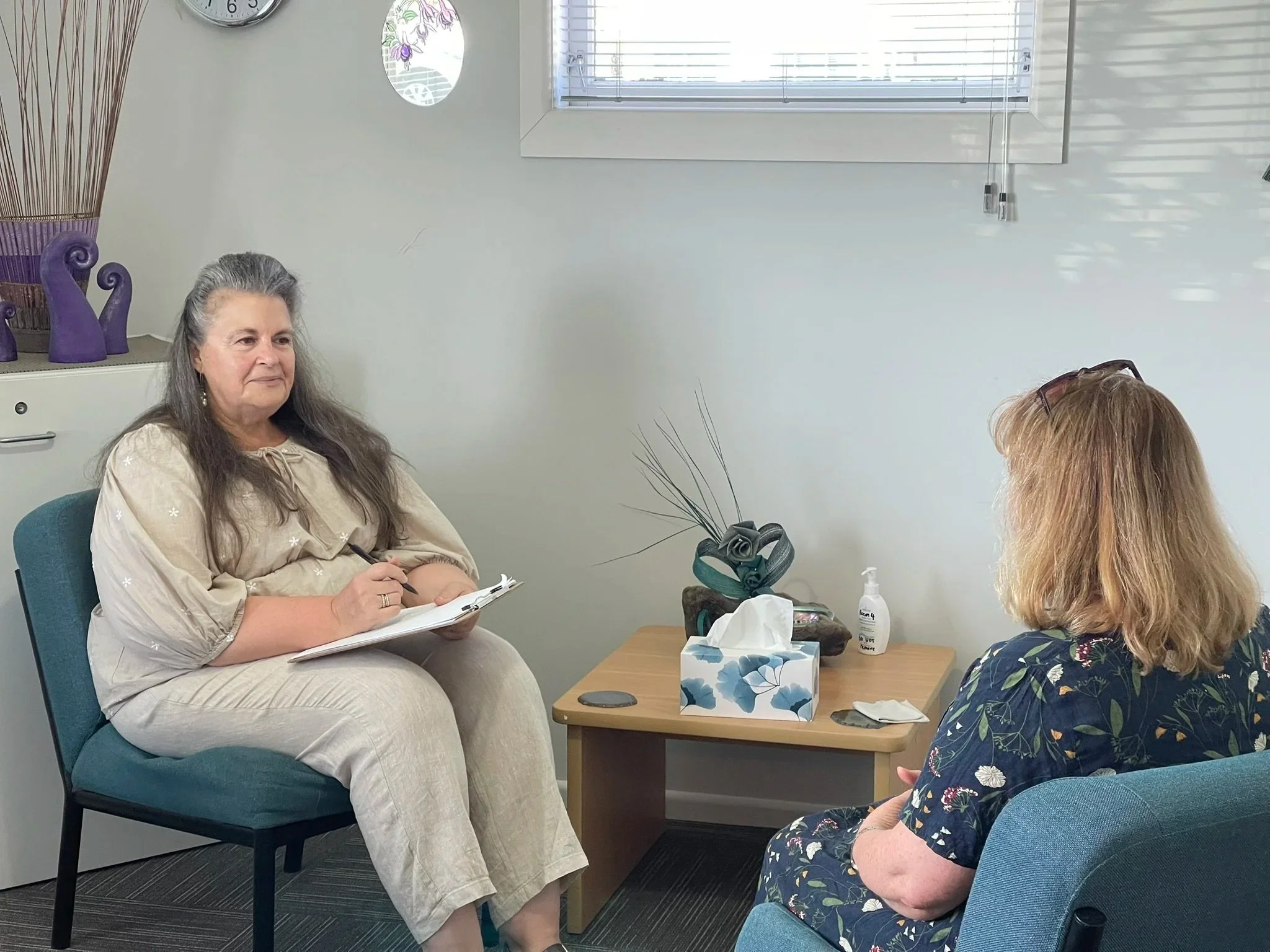 Female counsellor listening attentively to a female client during a confidential counselling session at Pakuranga Counselling Centre, providing mental health and wellbeing support in Pakuranga, Auckland.