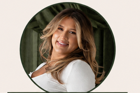 Smiling woman with long, wavy blonde hair posing in front of a green background with a circular frame.