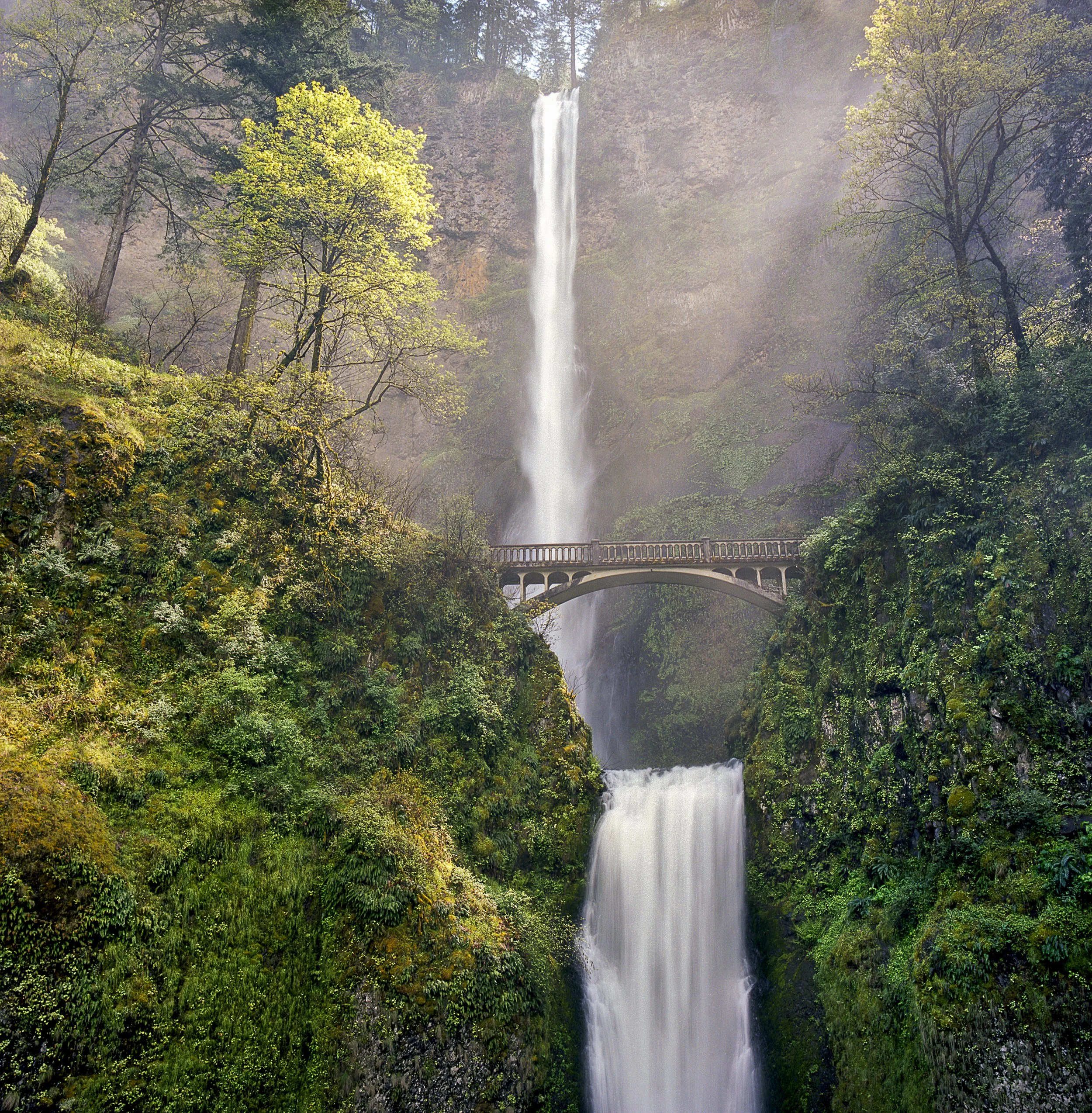 Multnomah Falls, Oregon, May 2010.jpg