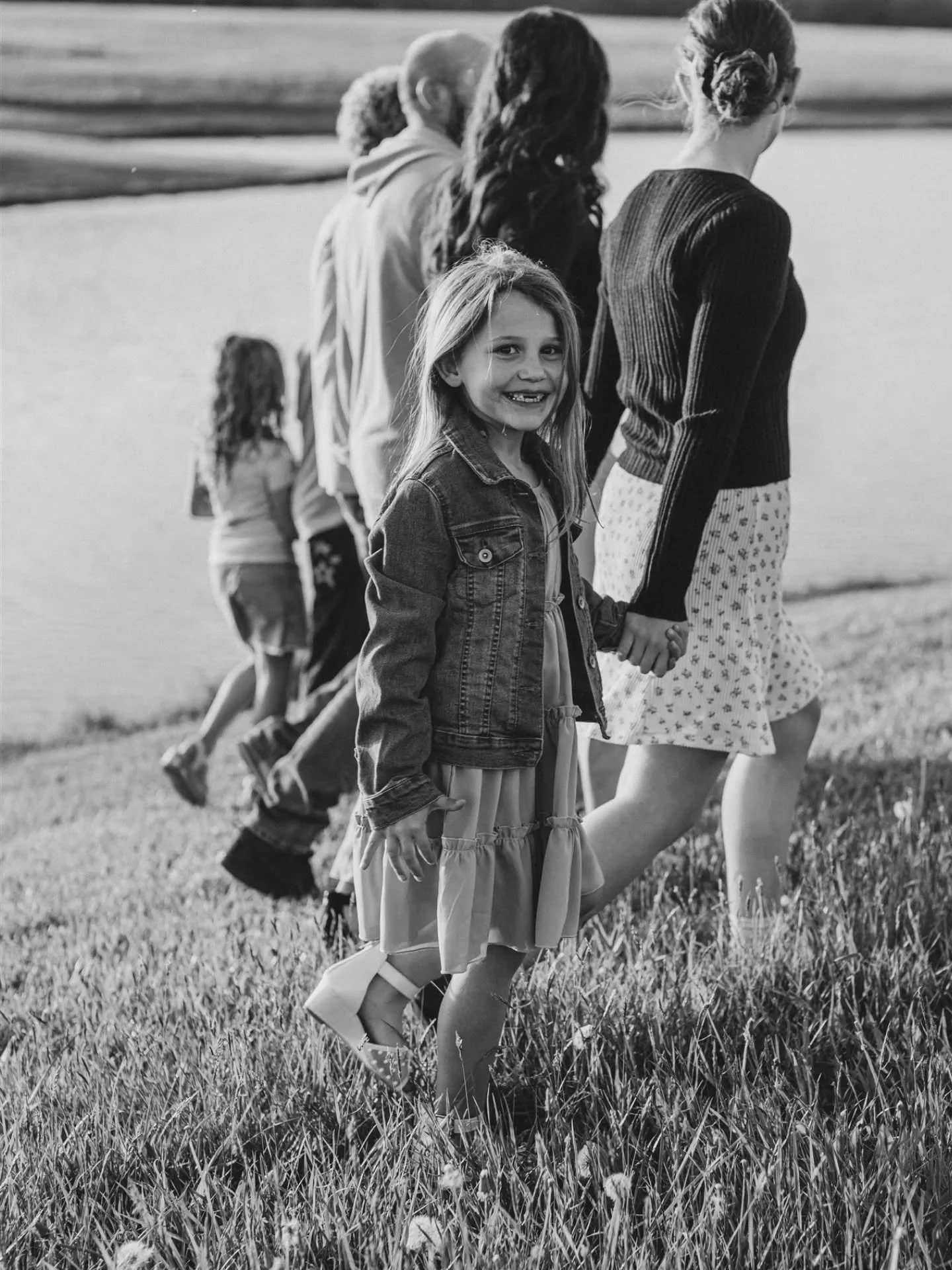 An extended family session where I learned that 'HI-CHEW!' got the best smiles instead of 'CHEEEEEESE'. What a beautiful family to photograph on a perfect night. ✨ #tiffanysquiresphotography