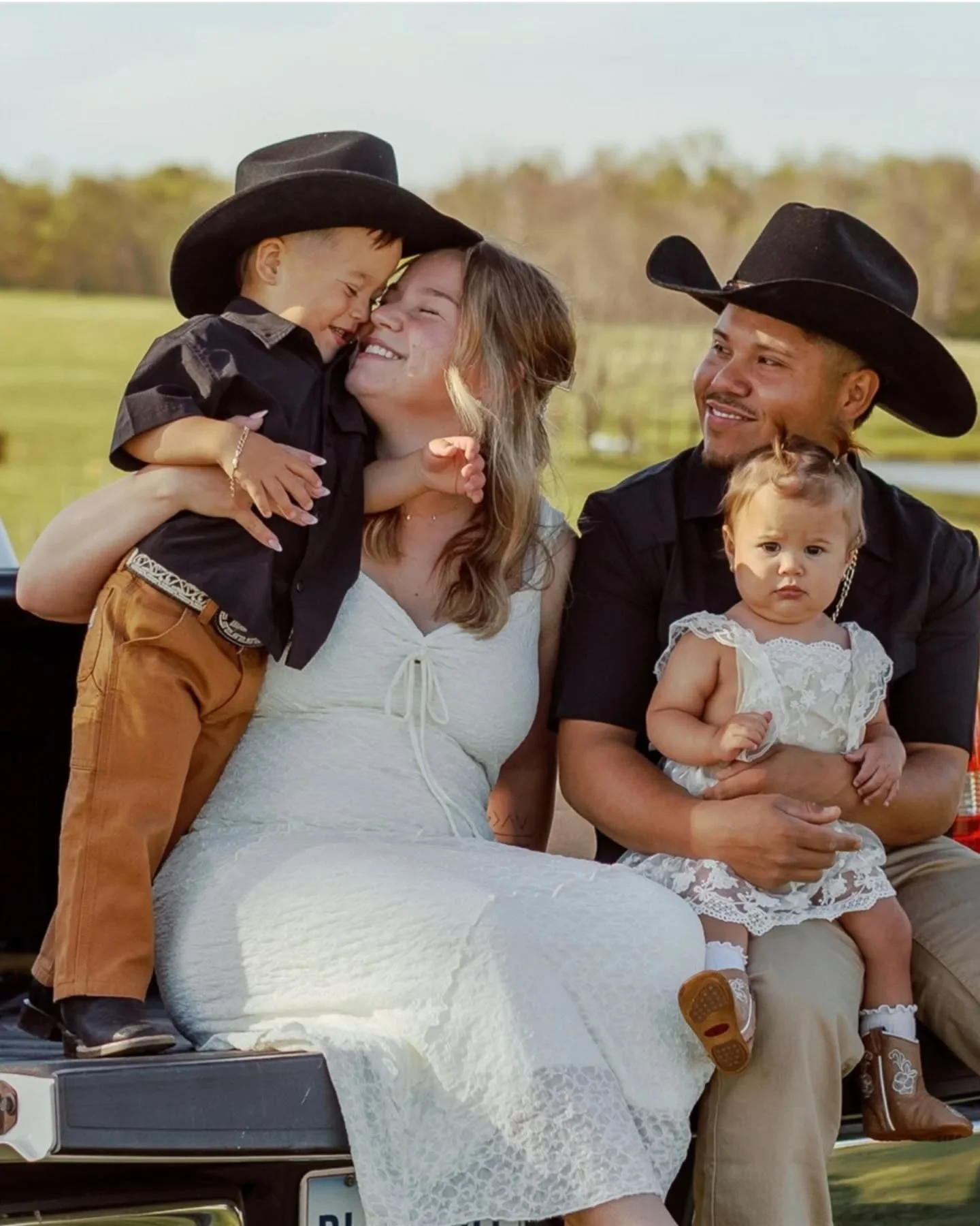 A perfect, beautiful little family. ❤️ #highlandhillsfarm #tiffanysquiresphotography