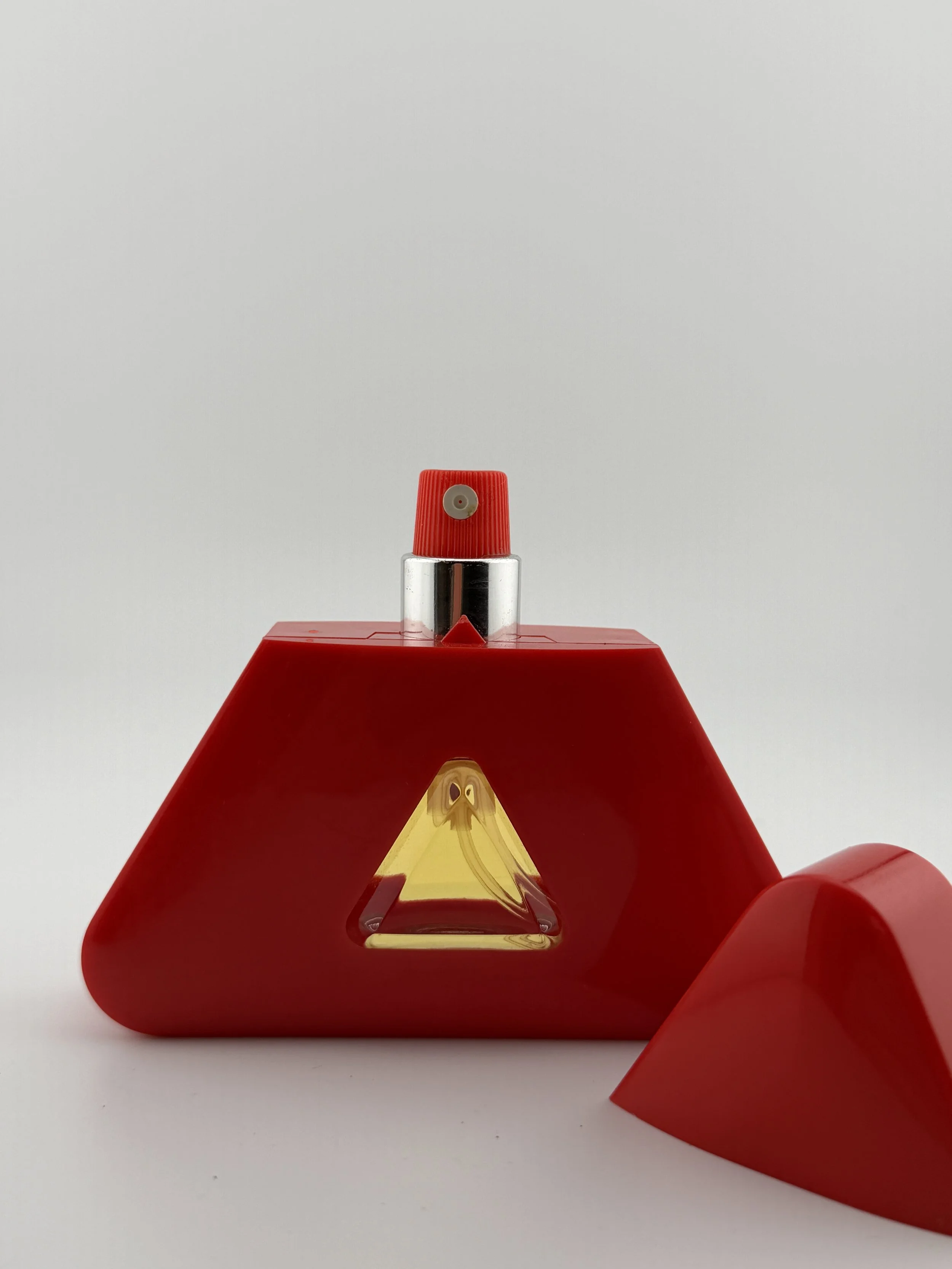 Liz-Claiborne-Triangle-Red-LIZ0004-3.JPG