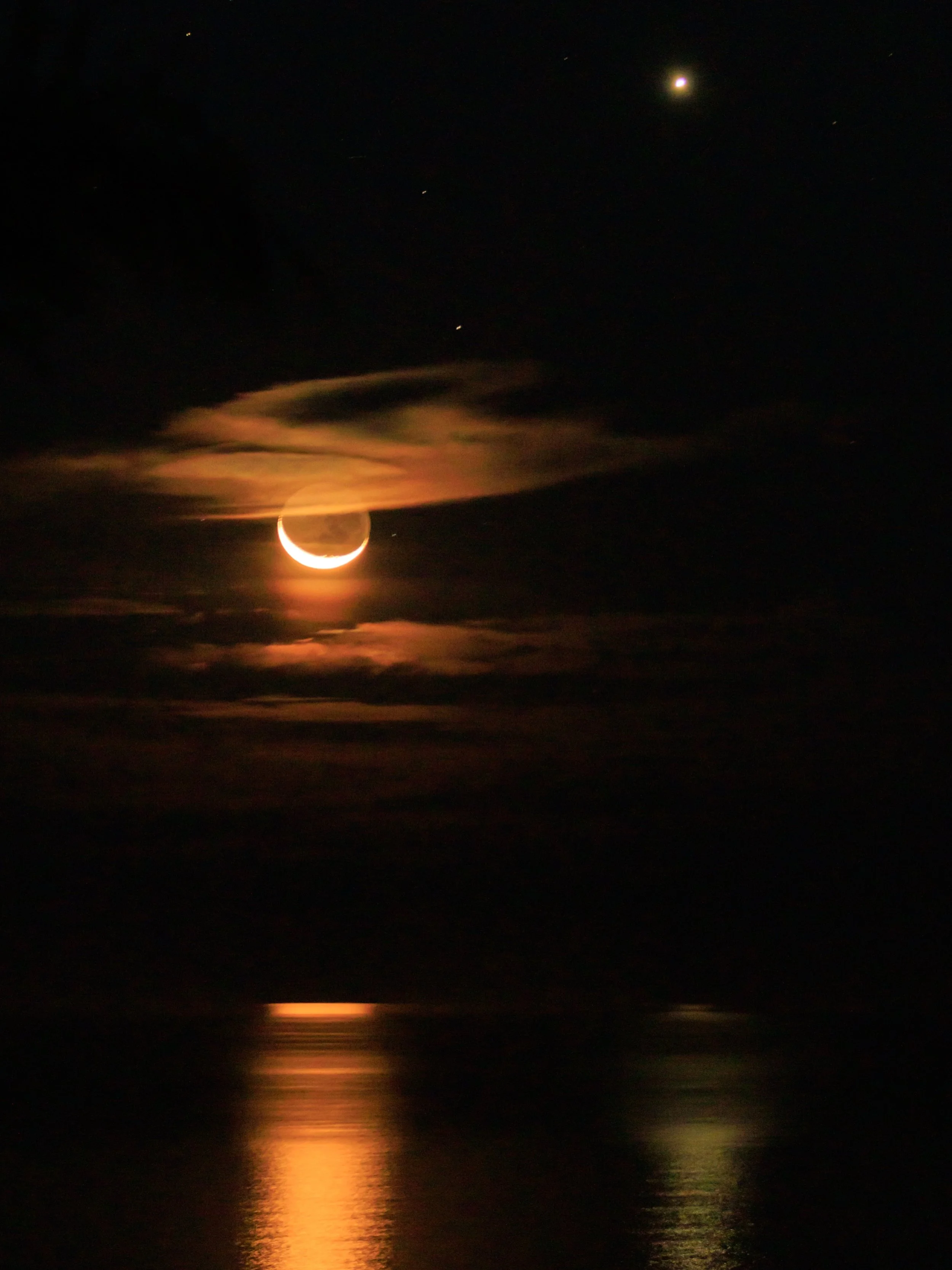 Beautiful clear skies this weekend. Watching the Crescent Moon setting alongside Venus, both reflecting on the ocean. Reminding us that life is a lot more than what we see through our screens. There&rsquo;s magic out there 💫🌙

#crescentmoon #venus 