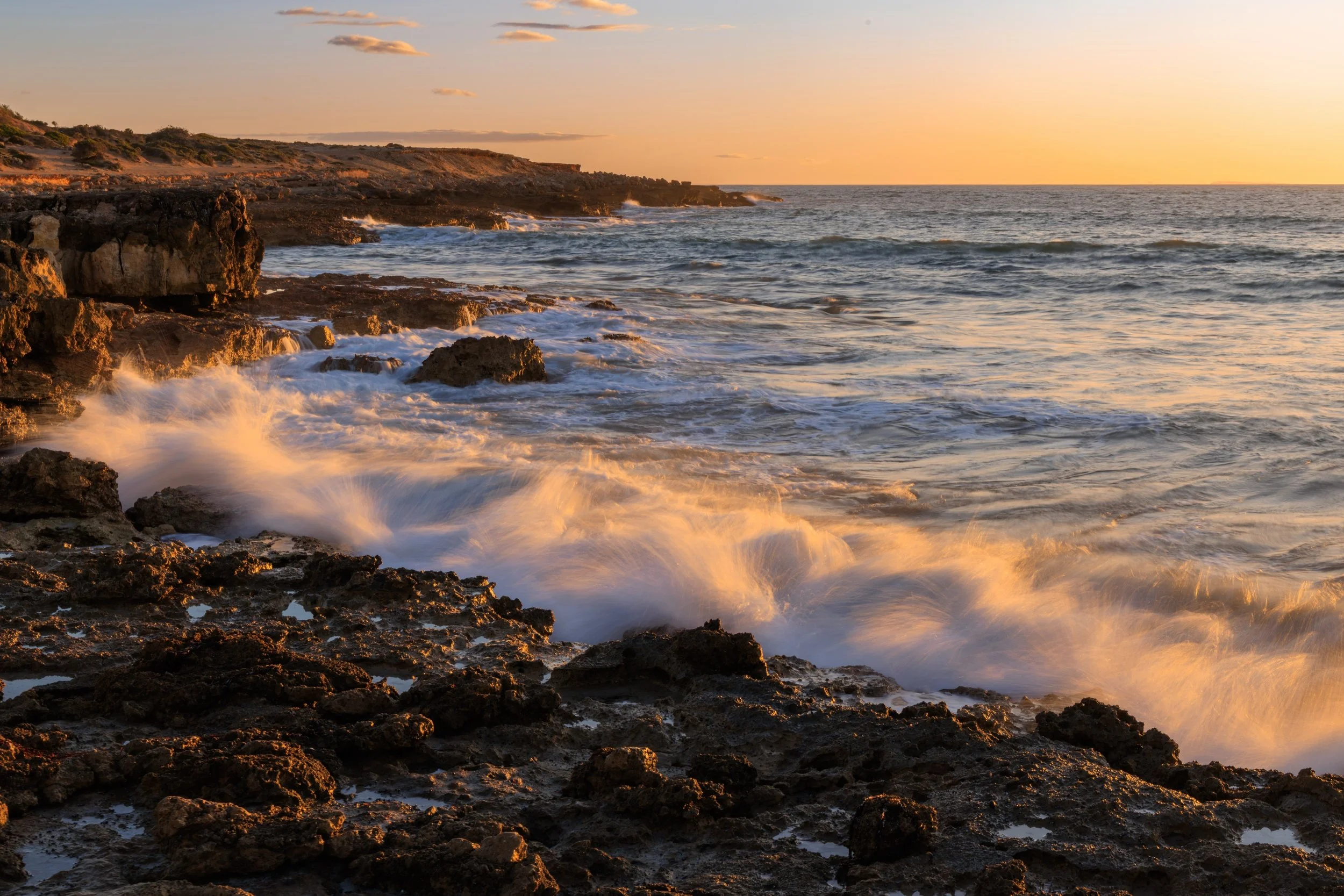 I spent many hours just photographing waves when we had our little break on the Yorke Peninsula. I love trying slow shutter speeds to capture the movement. This one with topped with the sunset creating a golden hue 💛
