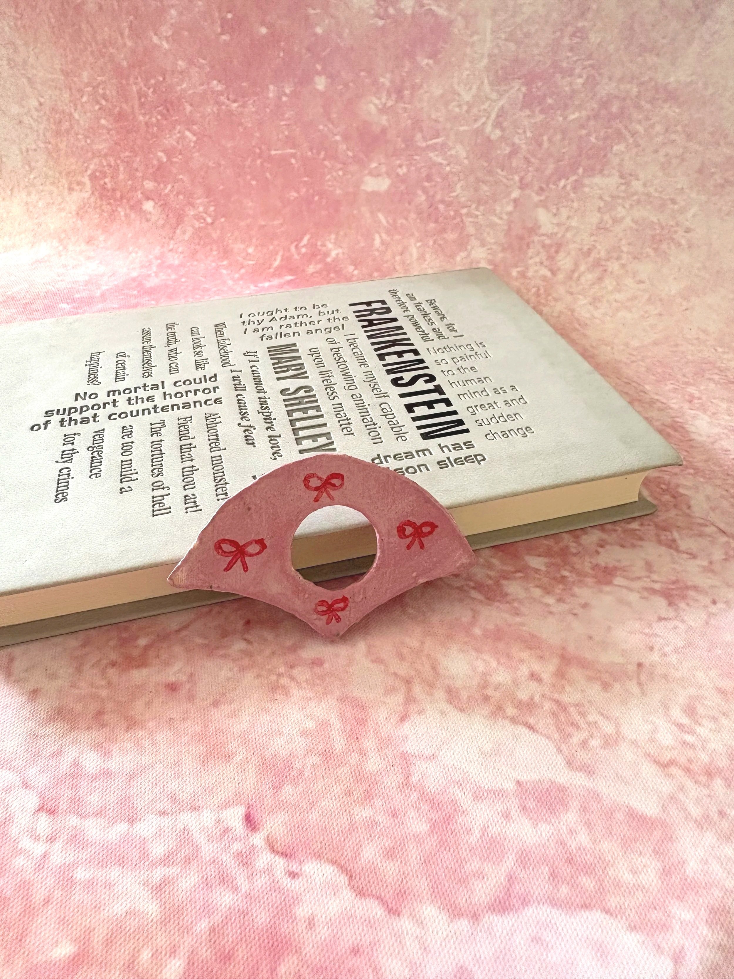 Pink bow patterned page holder.