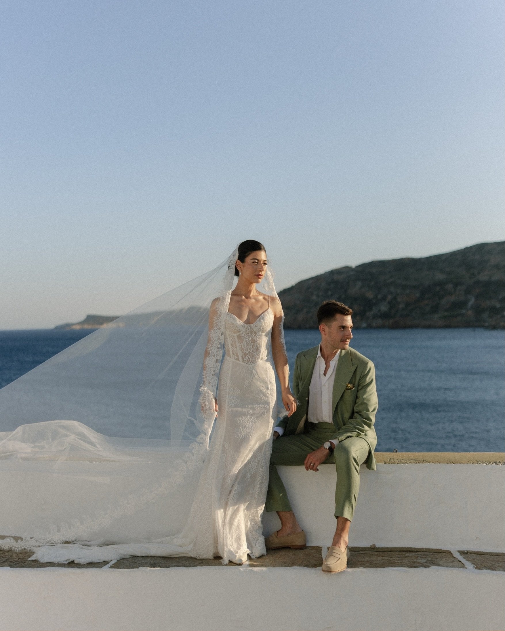 Athena + Andreas celebrating their union on Sifnos, surrounded by the Aegean Sea 🇬🇷
