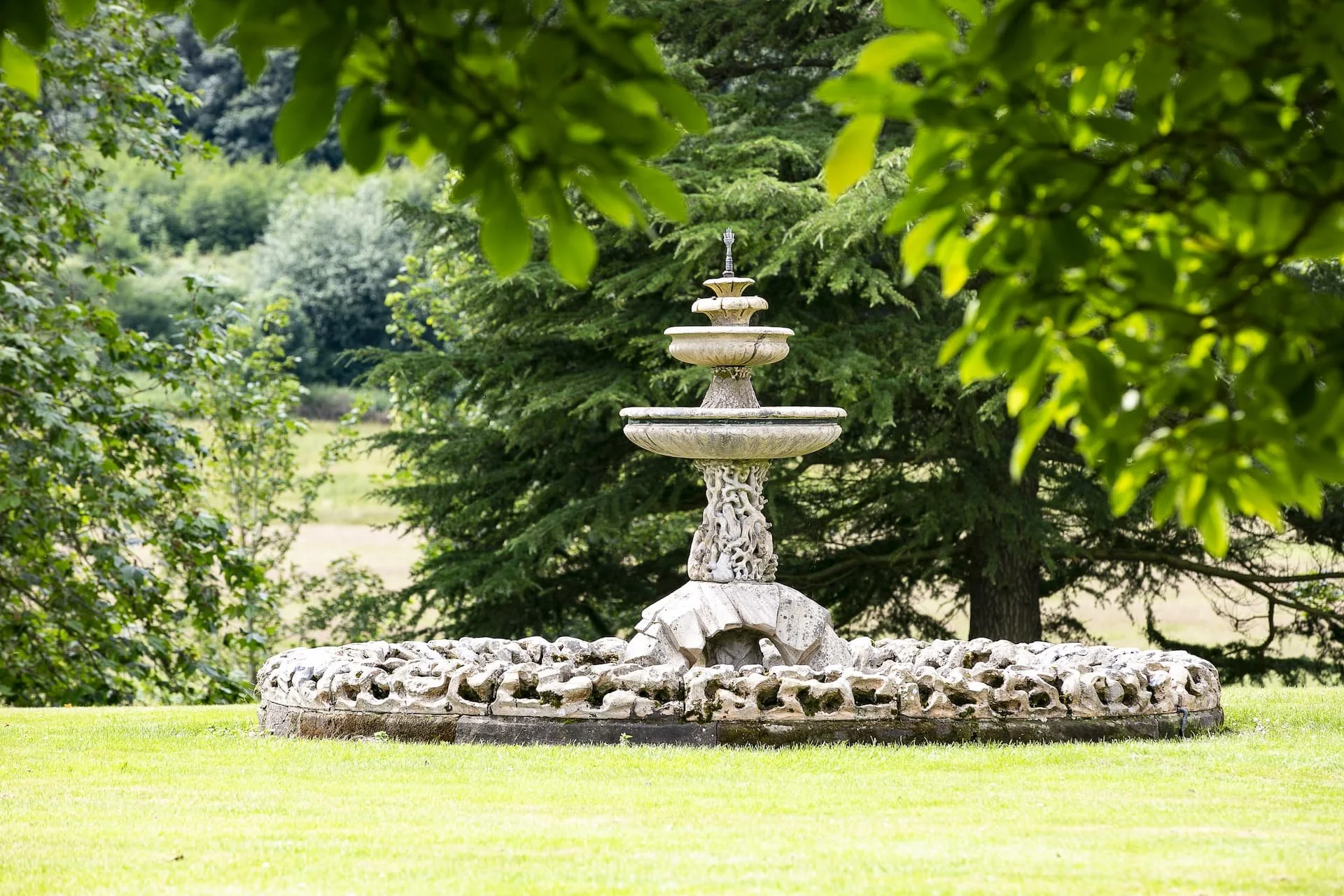 water-feature-in-the-stoneleigh-garden.jpg