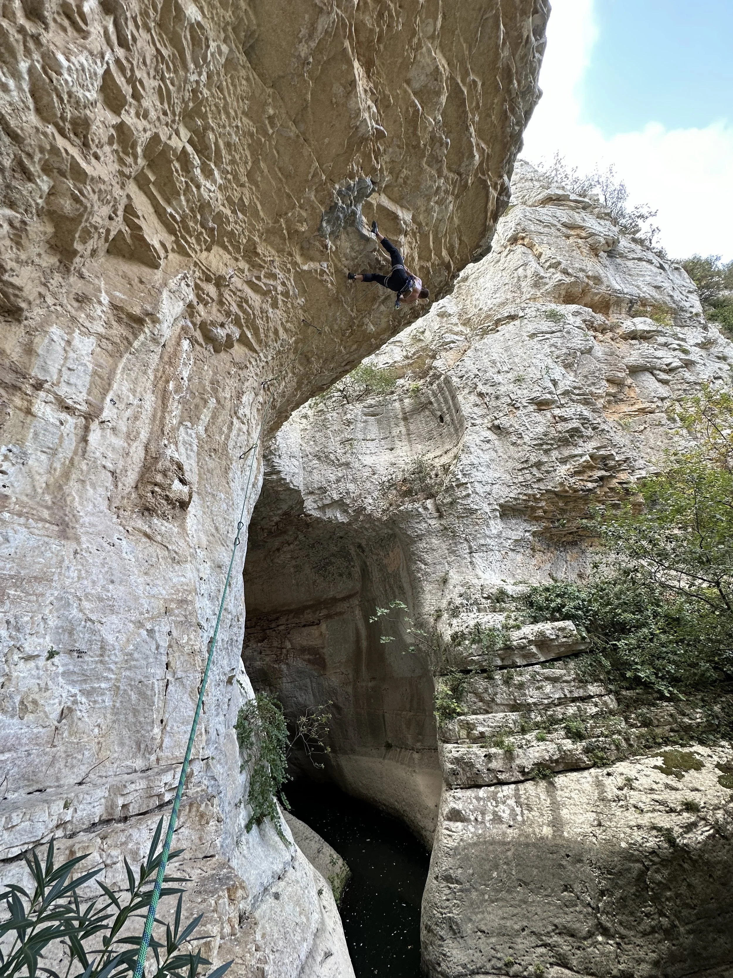 Arrampicatore su parete rocciosa in un canyon naturale