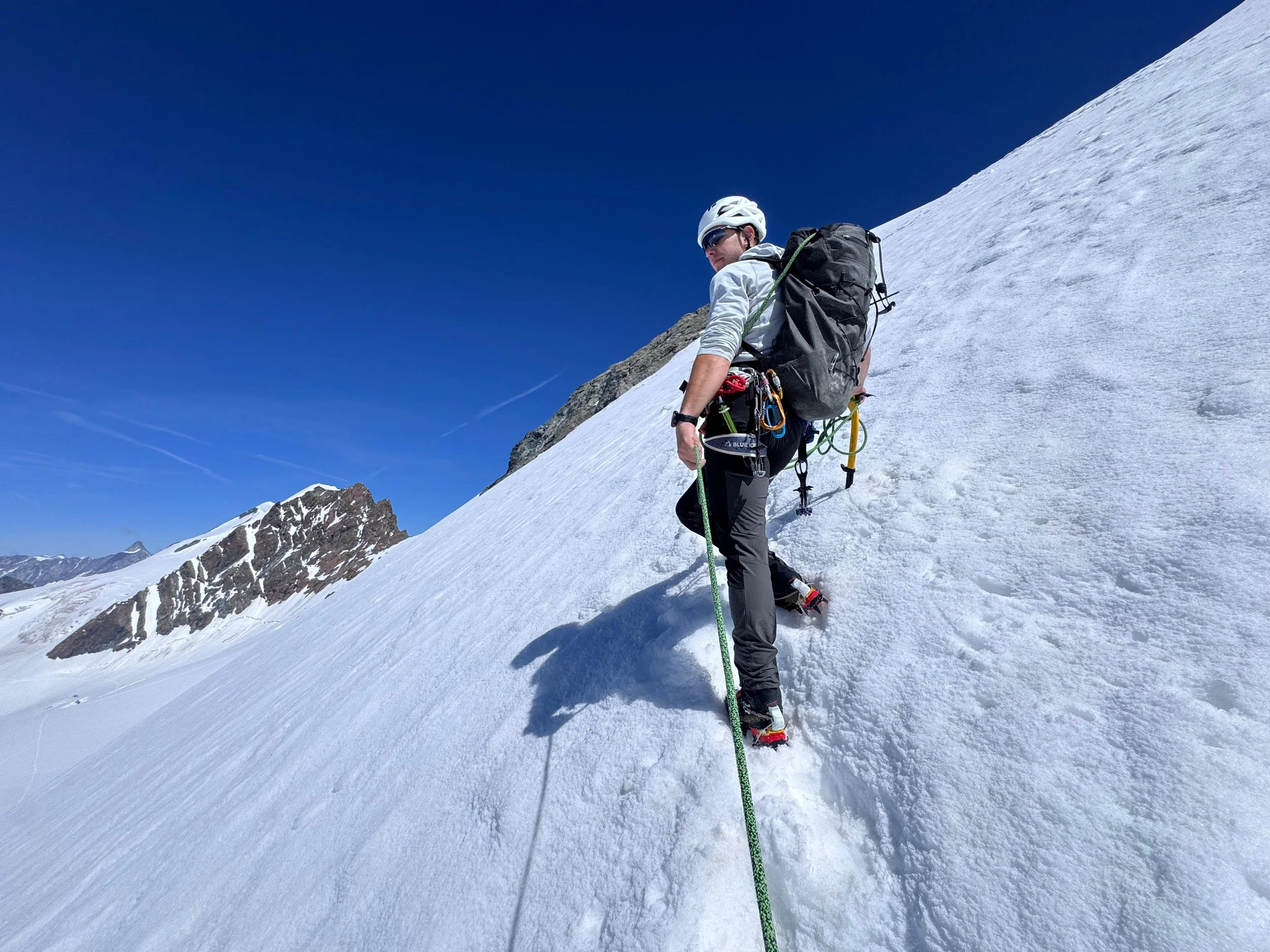 Guida alpina come capo gruppo  di cordata su ghiacciaio