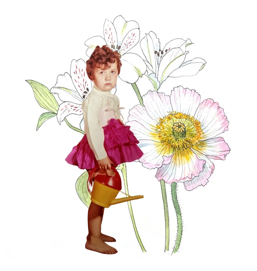 Une enfant avec des cheveux bouclés roux et portant une jupe rose, tenant un petit arrosoir, debout devant un dessin de fleurs.