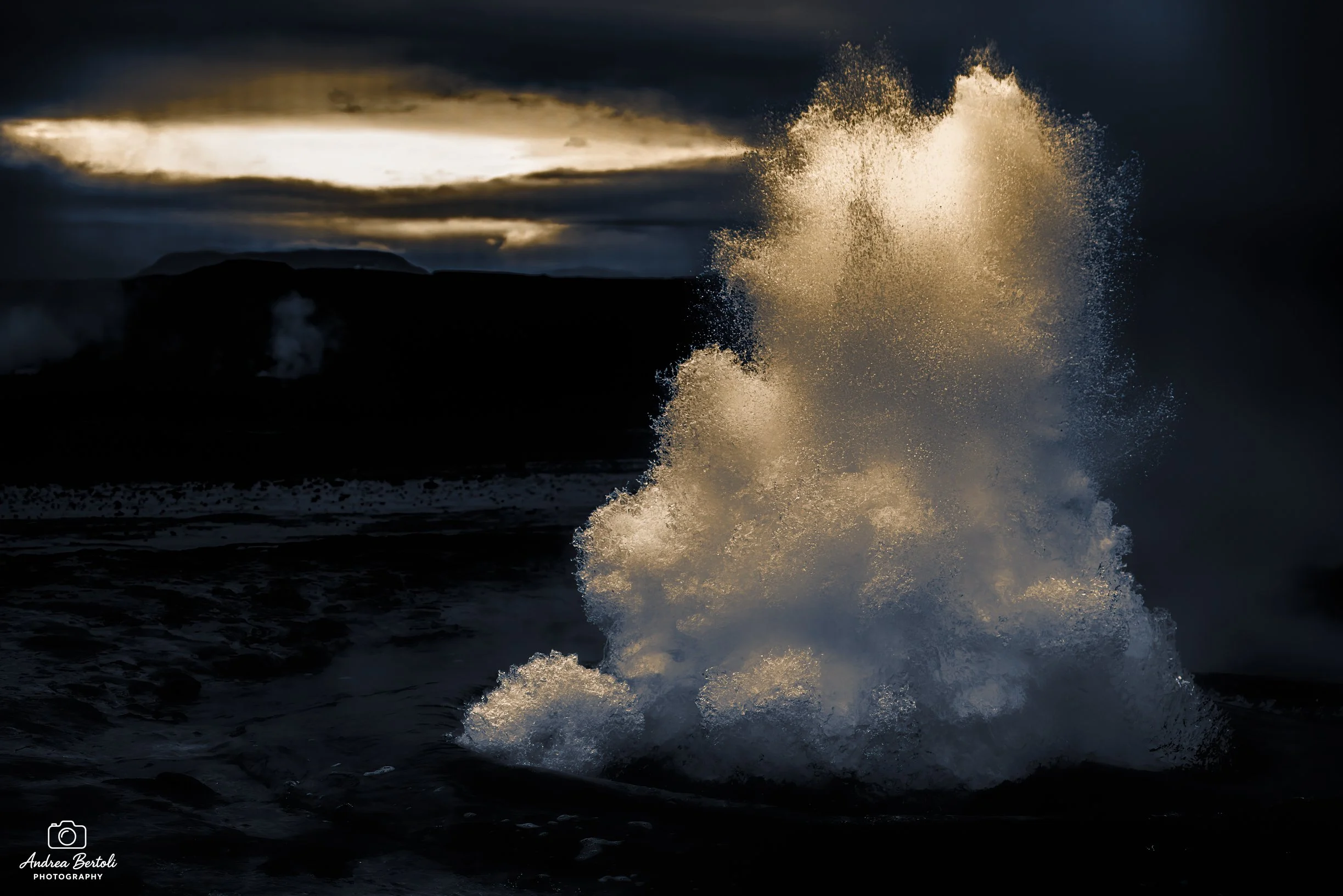Vista del geyser Strokkur a Geysir in Islanda