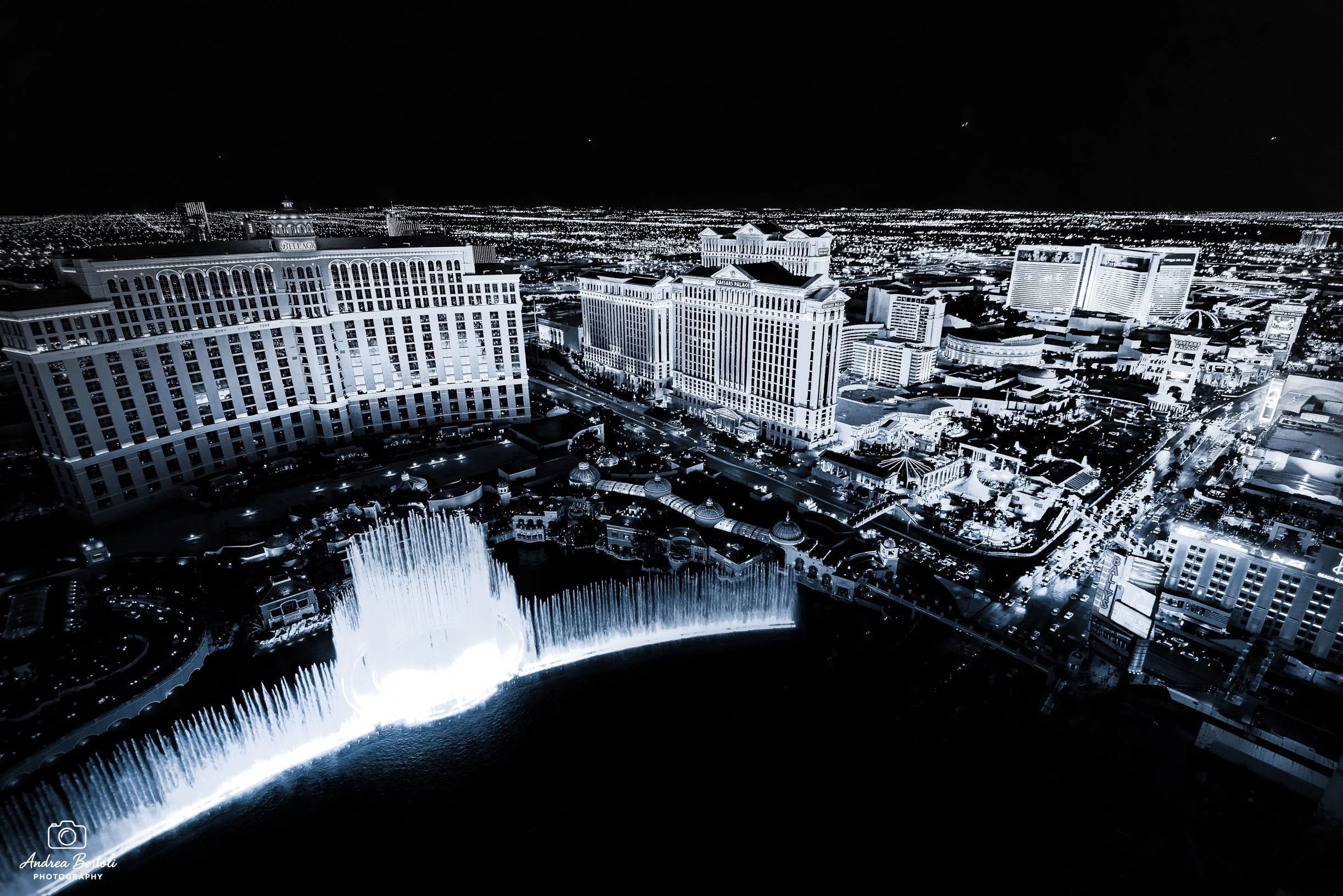 Veduta notturna della città di Las Vegas con il famoso spettacolo della Fontana del Bellagio illuminata e lo skyline della città sullo sfondo.