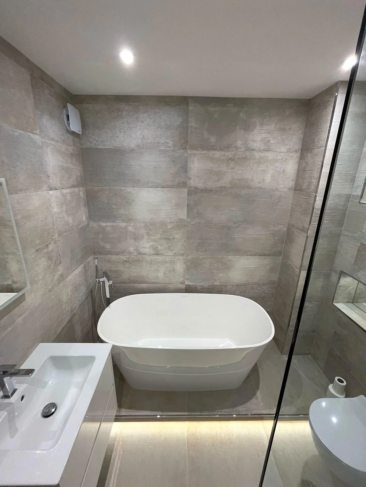 Bathroom 3..jpeg