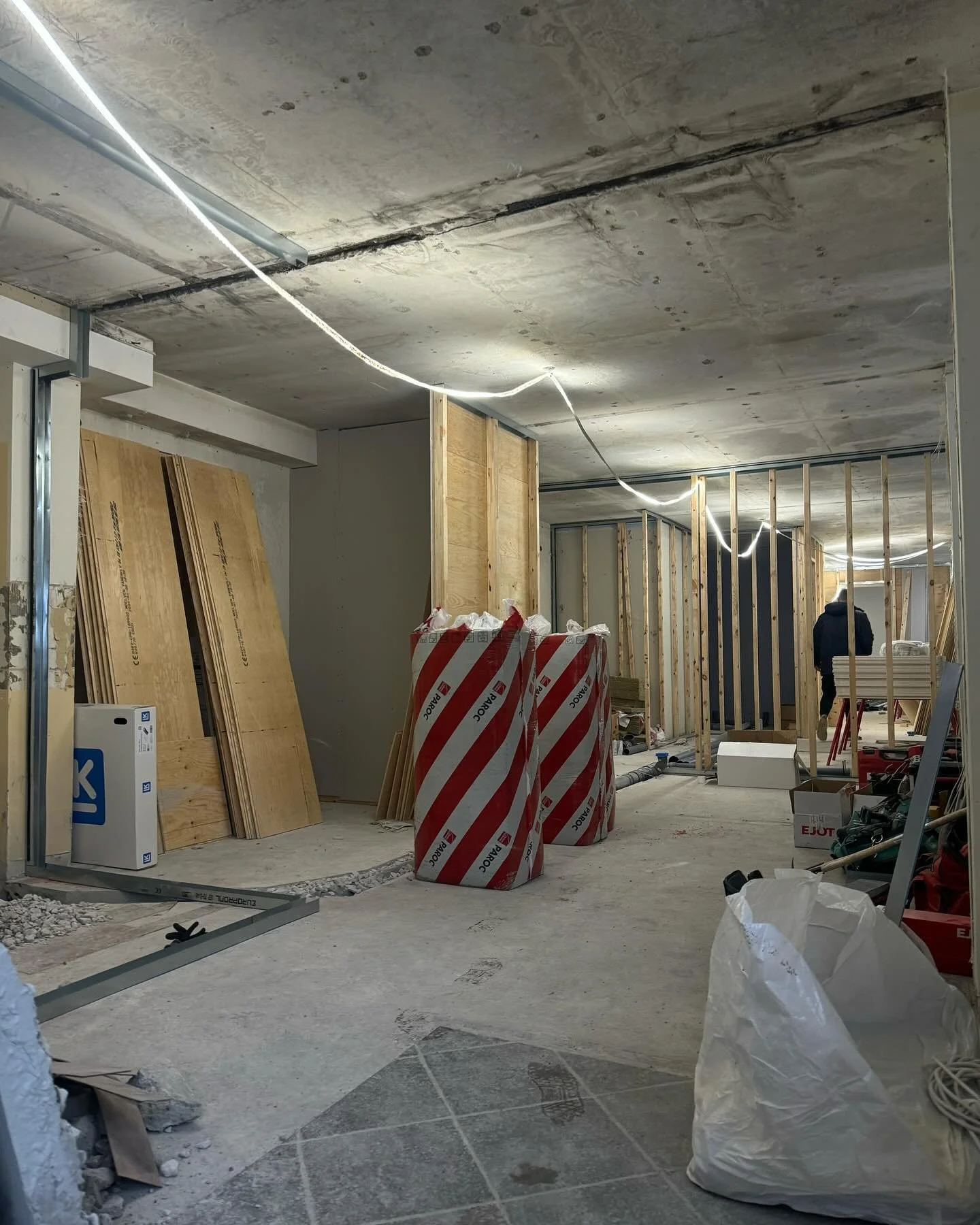 Ett projekt vi har i Liljeholmen d&auml;r vi ska f&ouml;rvandla dessa tv&aring; lokaler till l&auml;genheter. Just nu h&aring;ller vi p&aring; med v&auml;ggarna och skapar rumsindelning f&ouml;r alla framtida utrymmen. Kom ih&aring;g att f&ouml;lja o