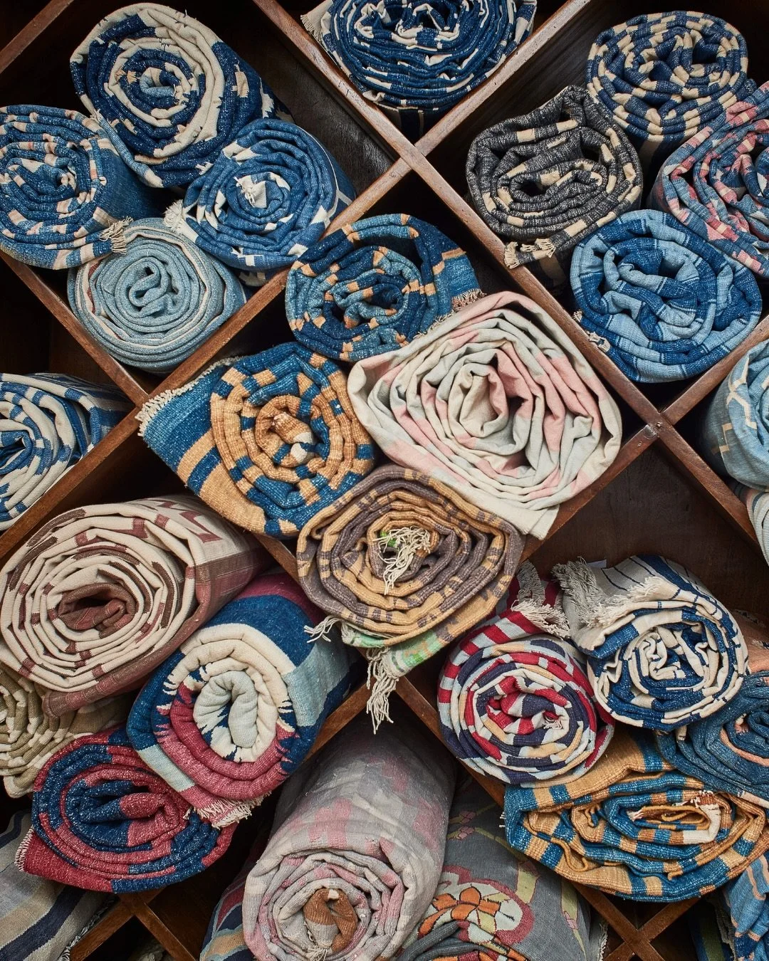 From an idea to your home. 🧵

Every bespoke Epsillion dhurrie begins with you. Together, we explore ideas, colours and references before developing a moodboard and rendering the design.

From there, it passes into the hands of our expert artisans in