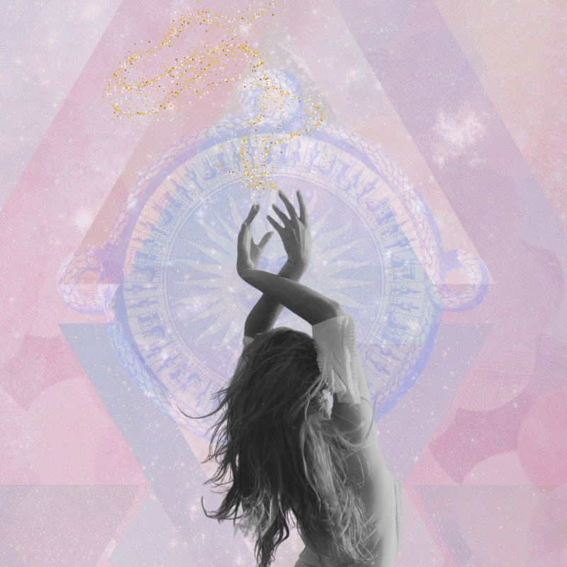 Una mujer con cabello largo y suelto, en una pose artística con las manos en el aire, en un fondo abstracto con elementos cósmicos y geométricos en tonos rosados y morados.