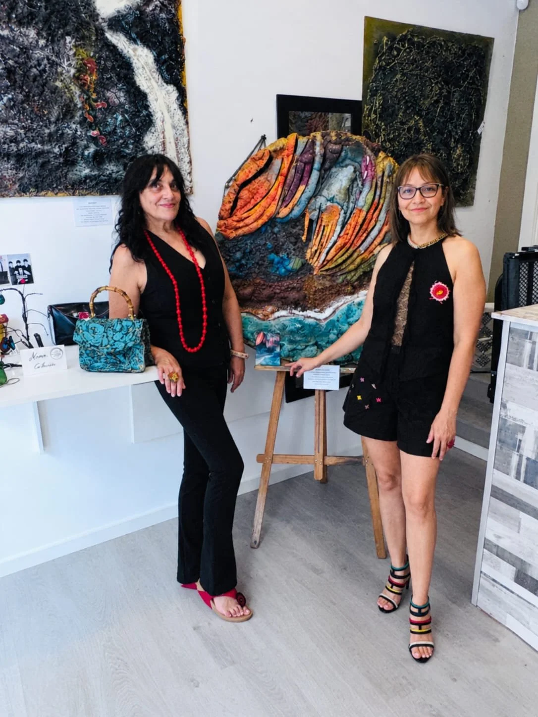 Isabel & Janelle en su atelier