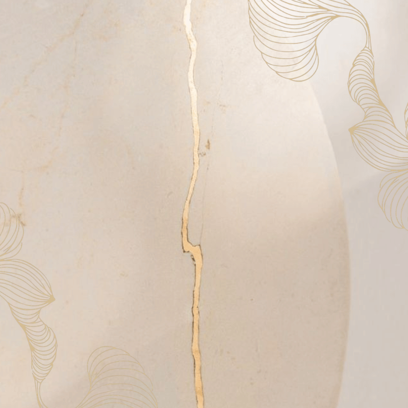 Grieta en una pared decorativa con detalles dorados y patrones en tonos beige y dorado.