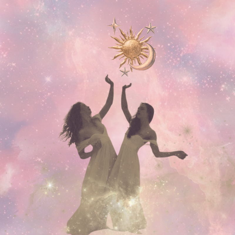 Dos mujeres en un fondo rosa con estrellas, alcanzando un símbolo del sol, la luna y las estrellas.