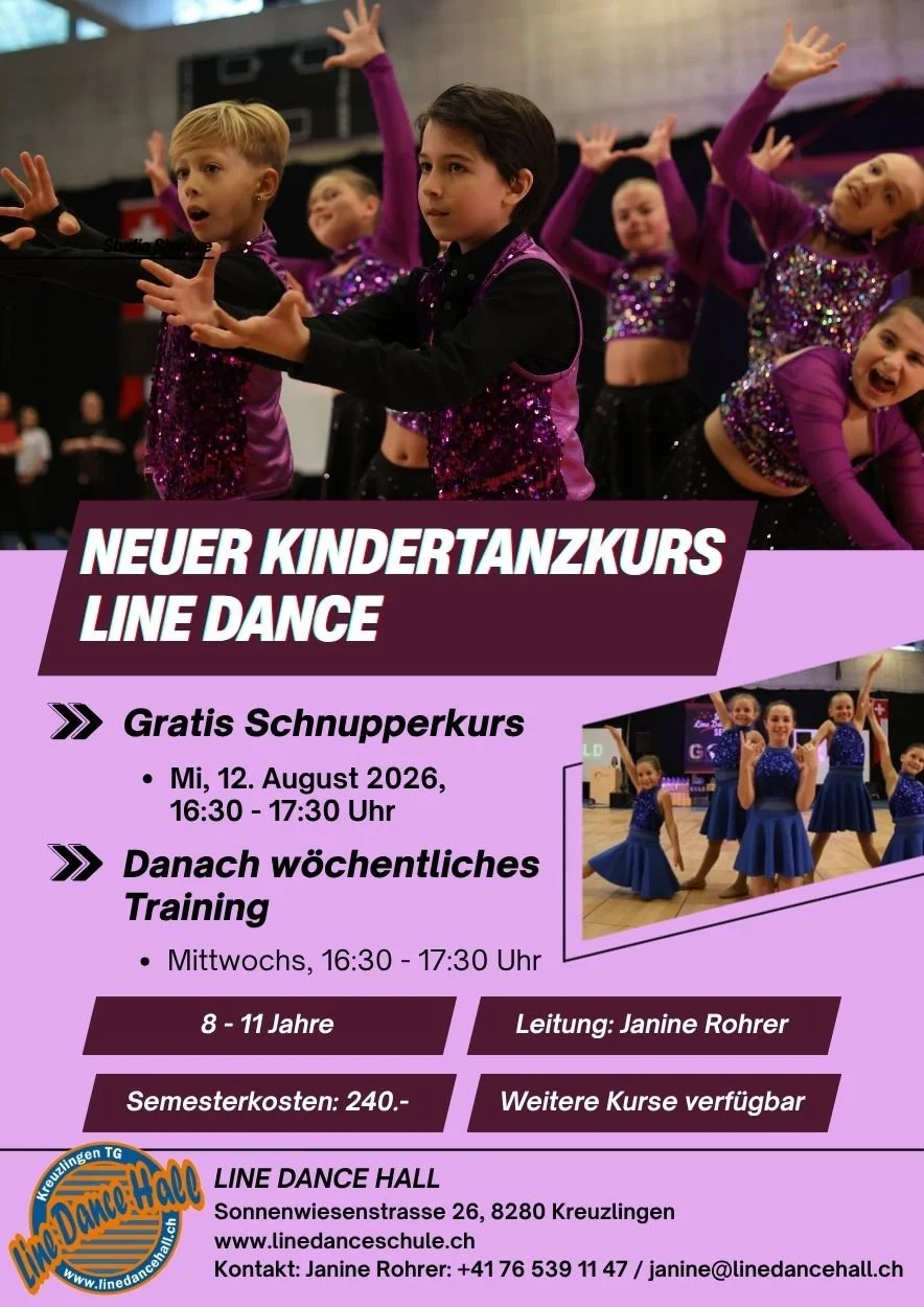 Kinder in Tanzkostümen bei einem Line Dance Kurs, der in einer Sporthalle stattfindet.