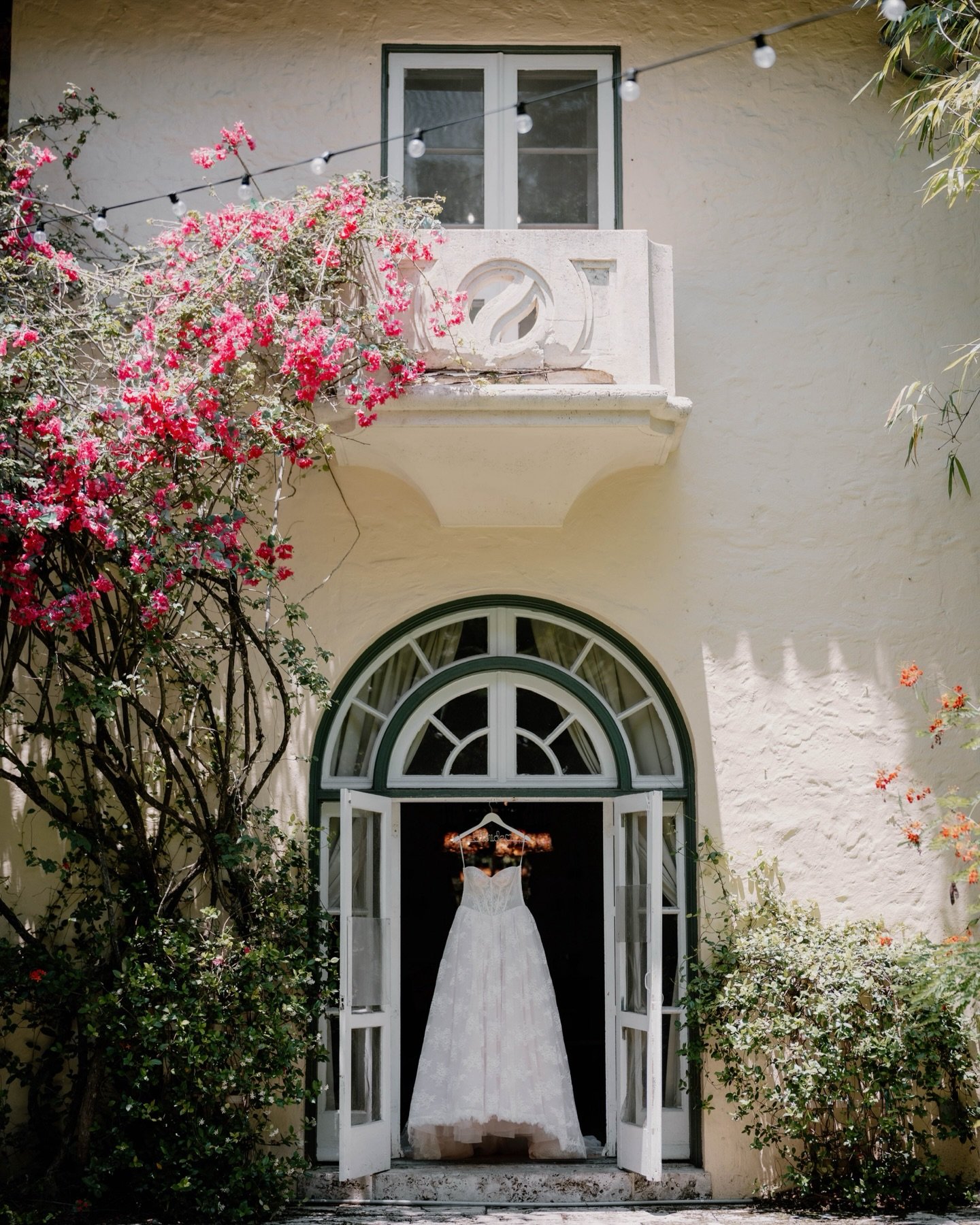 Monday at the Villa watching Catarina + Ryan get married. Indeed, it was the perfect start to the week. 

Coordinator: @lucideventdesign 
Florals: @aramusflower 
Photo+Video: @ebphotoandfilmco 
MUA: @ashnicole_makeup 
Hair: @hairglam_bysteph 
Venue: 