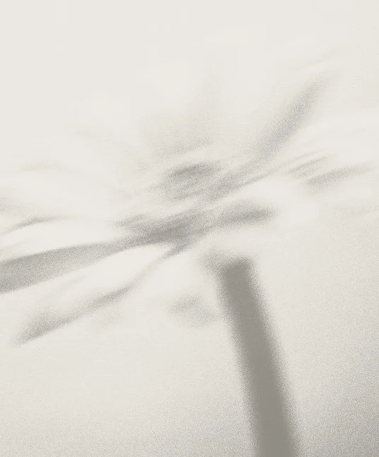 Imagem de um objeto desfocado, possivelmente uma lâmpada ou lâmina, com fundo claro.