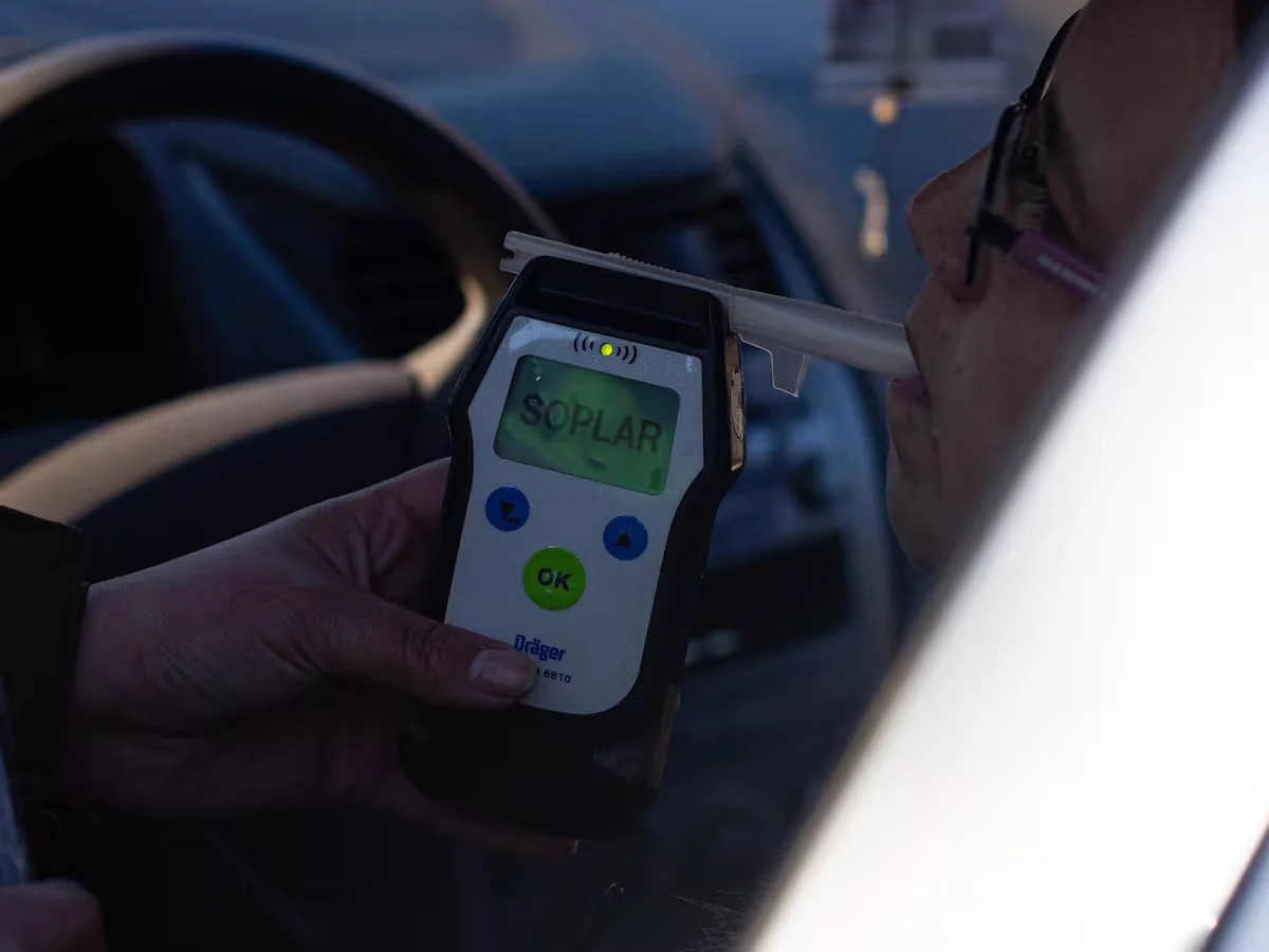 “Le tienen más miedo a Carabineros que a sufrir un accidente”: estudio revela preocupante visión de conductores sobre beber y manejar.